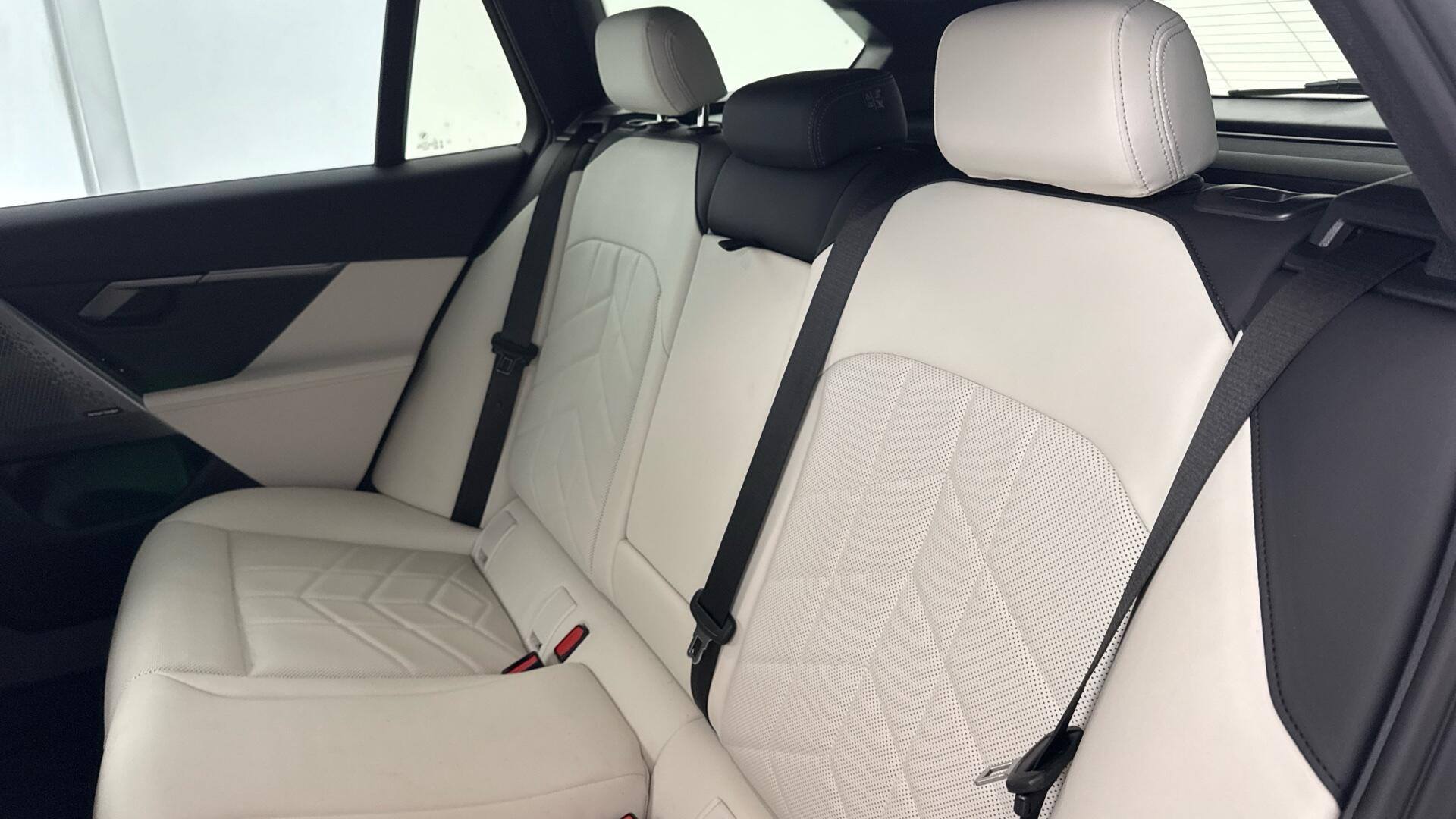 BMW 5 Series view 12