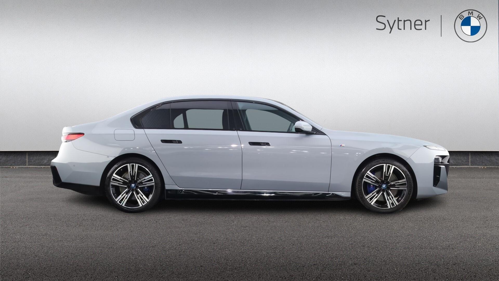 BMW I7 view 3