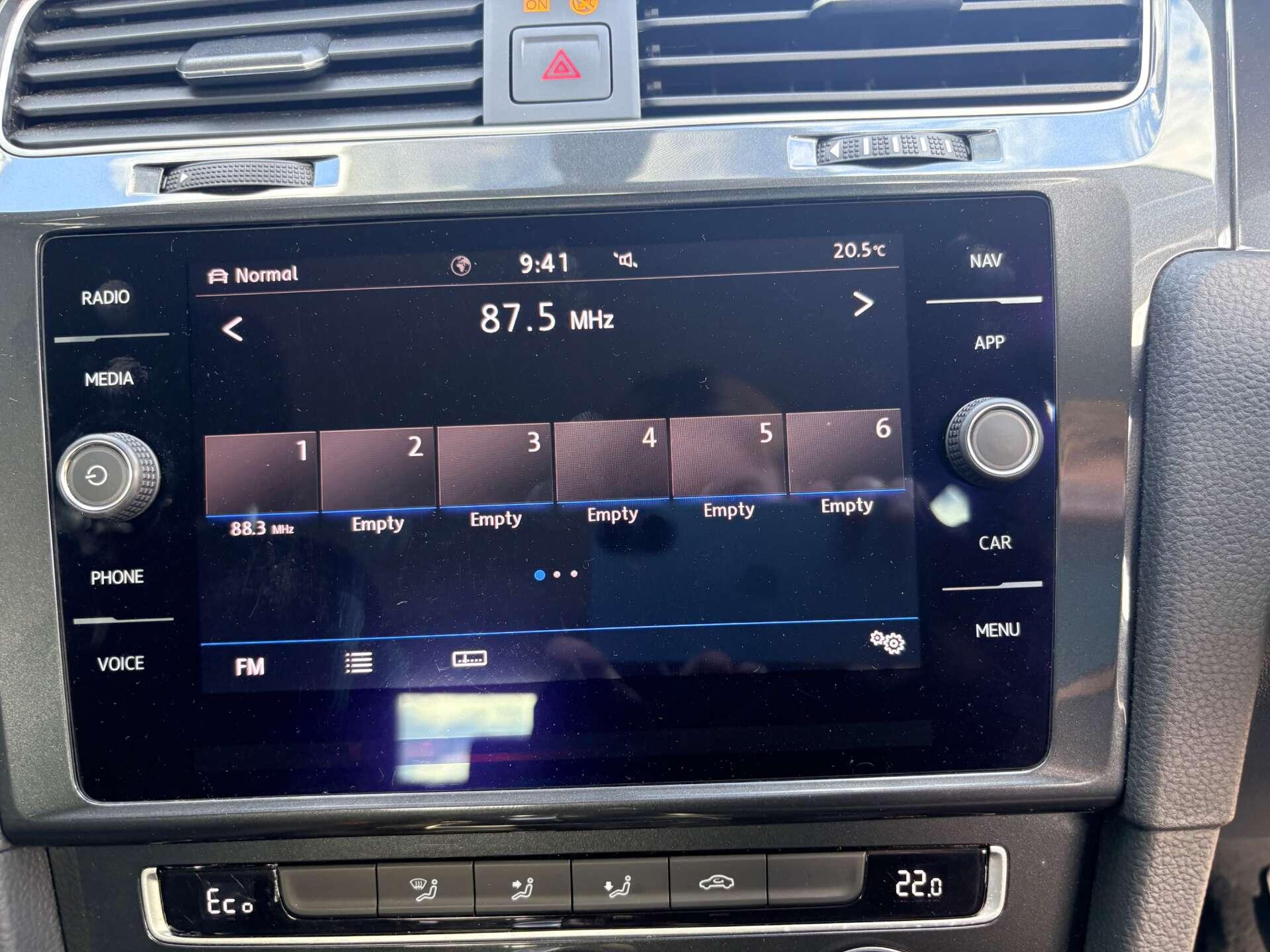 Volkswagen e-Golf view 17