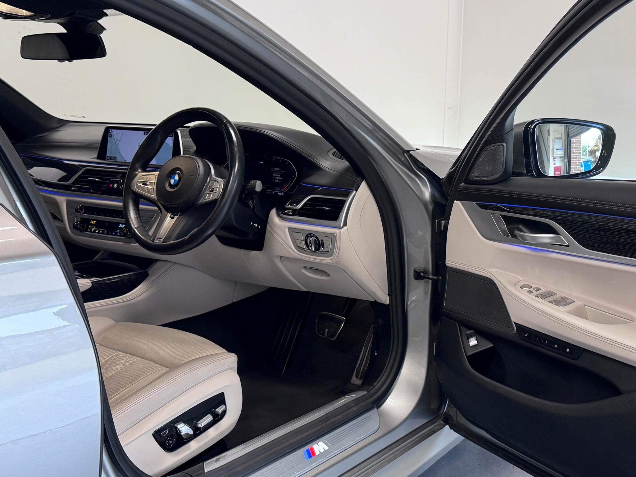 BMW 7 Series view 32