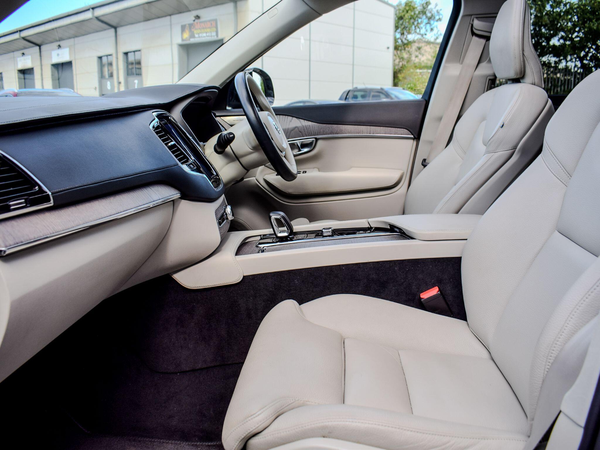 Volvo XC90 view 16