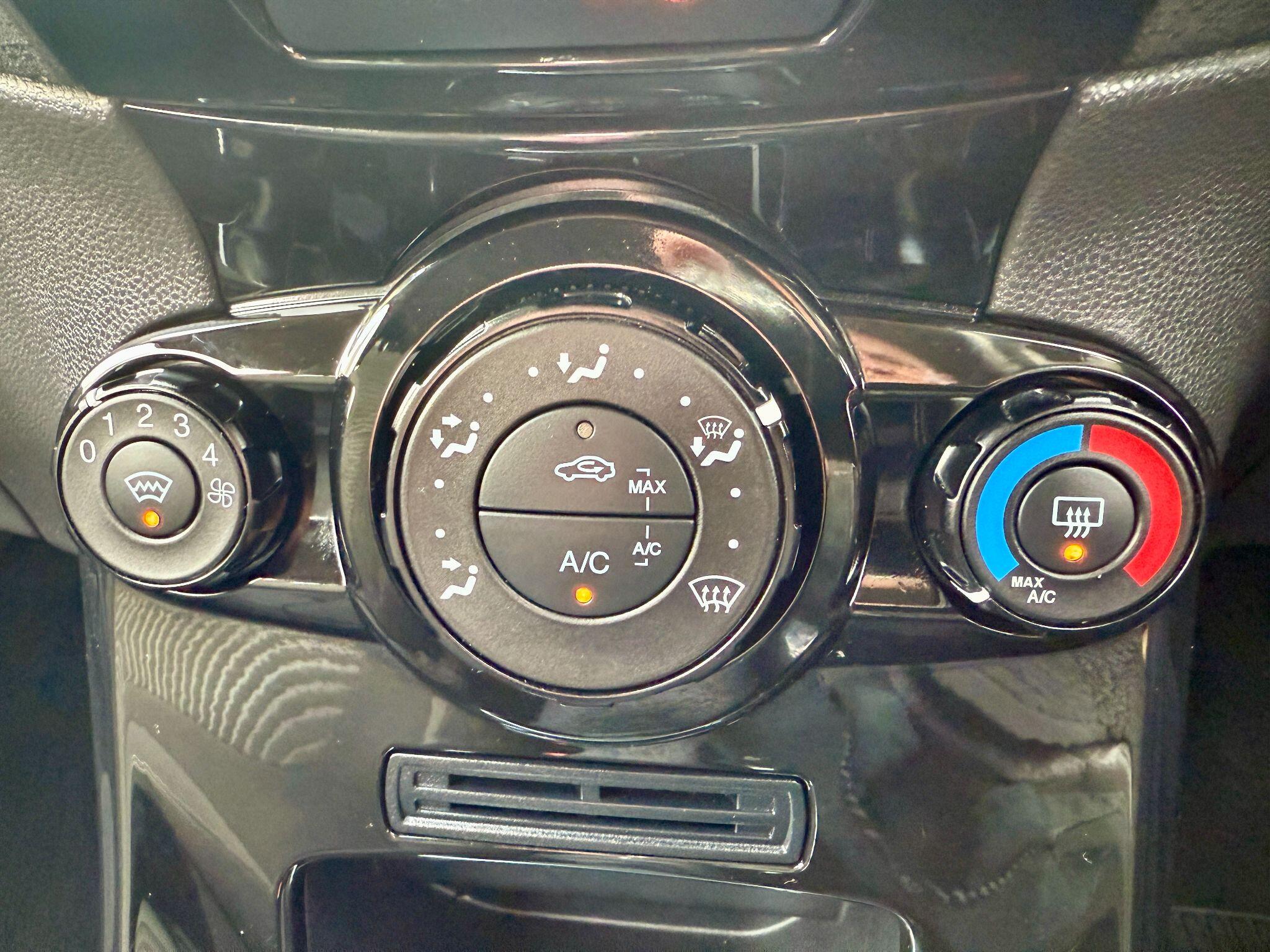 2014 Ford Fiesta image 21