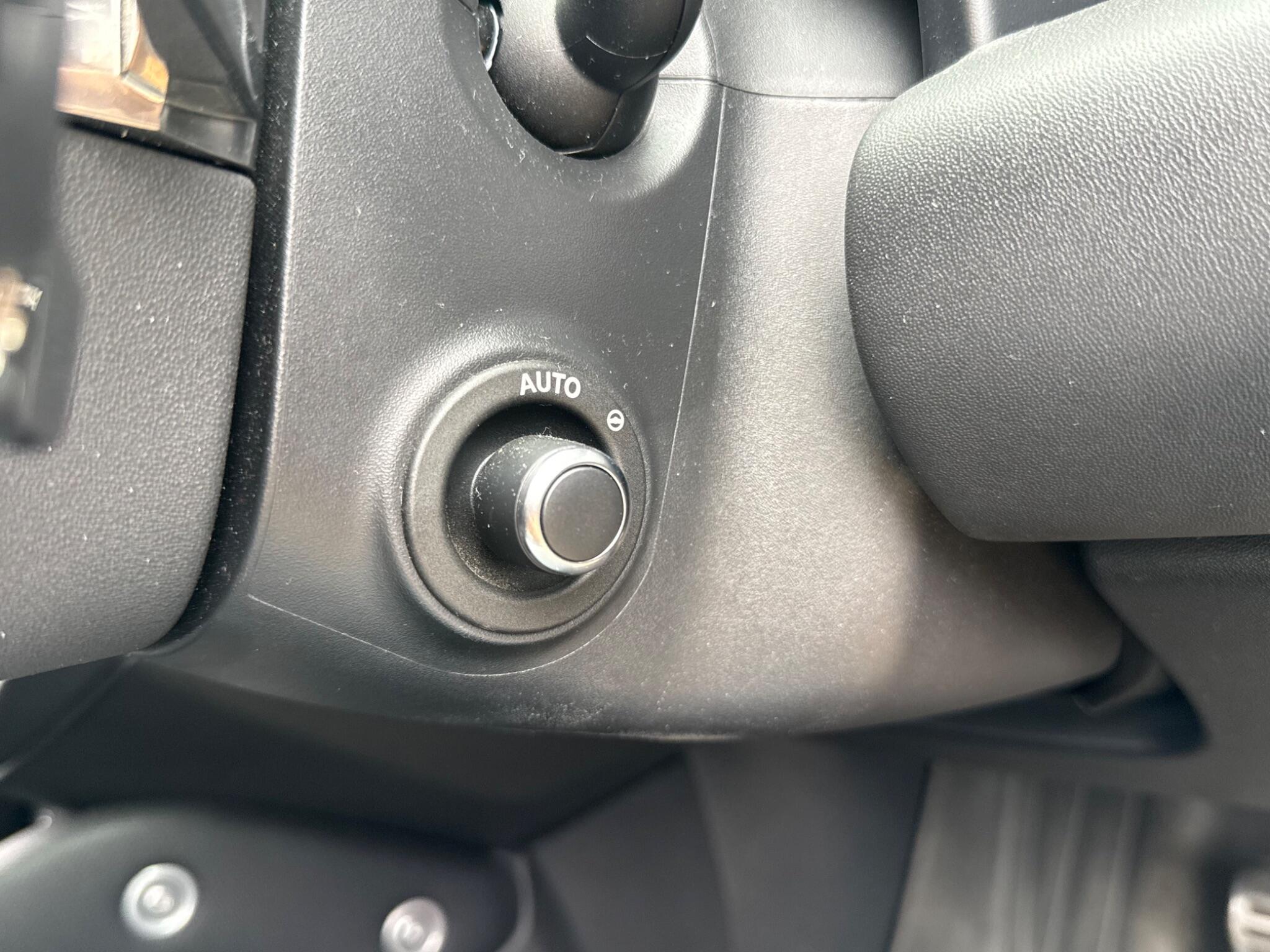 Land Rover Defender 130 view 37