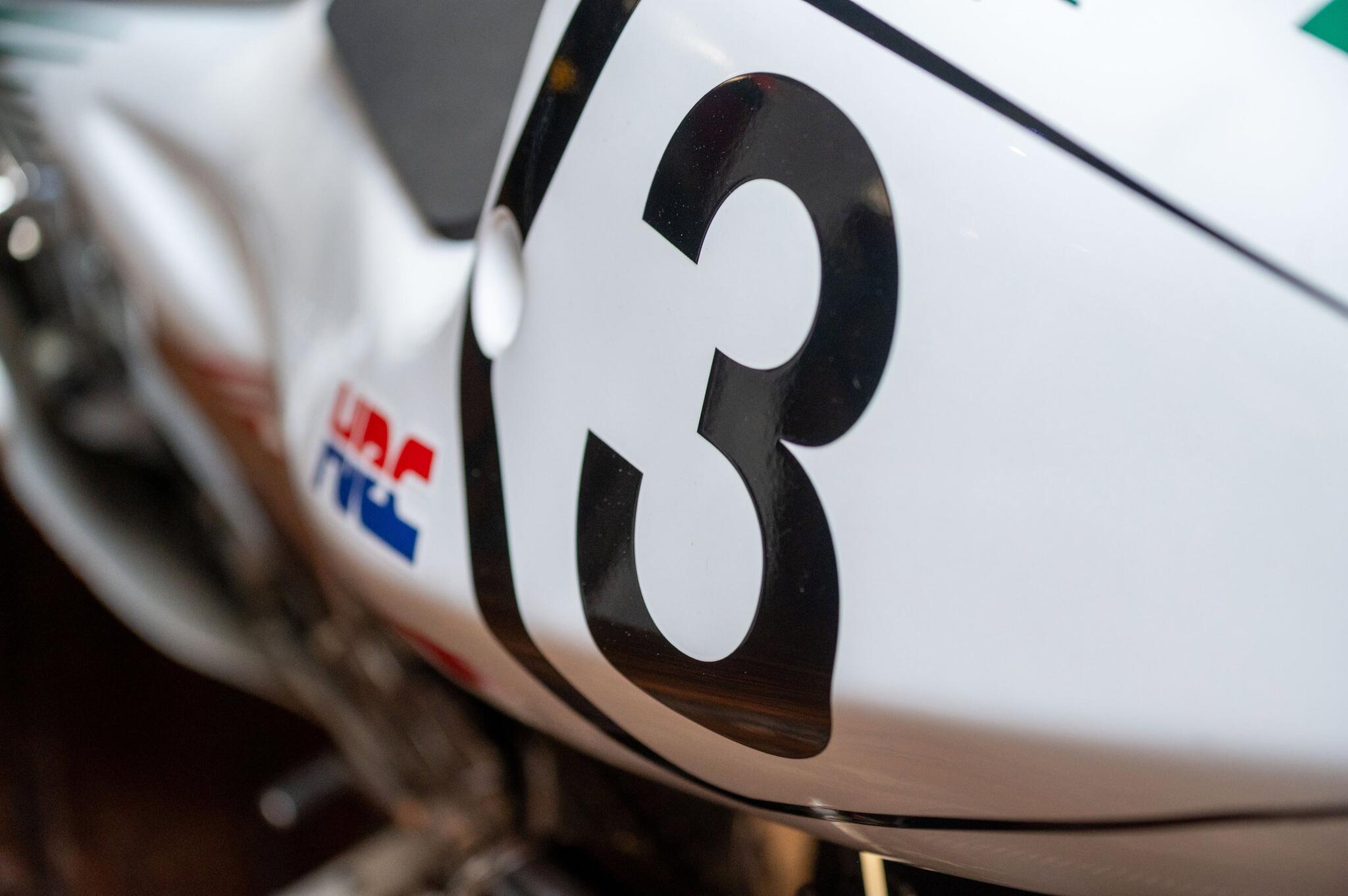 Honda RVF750 view 35
