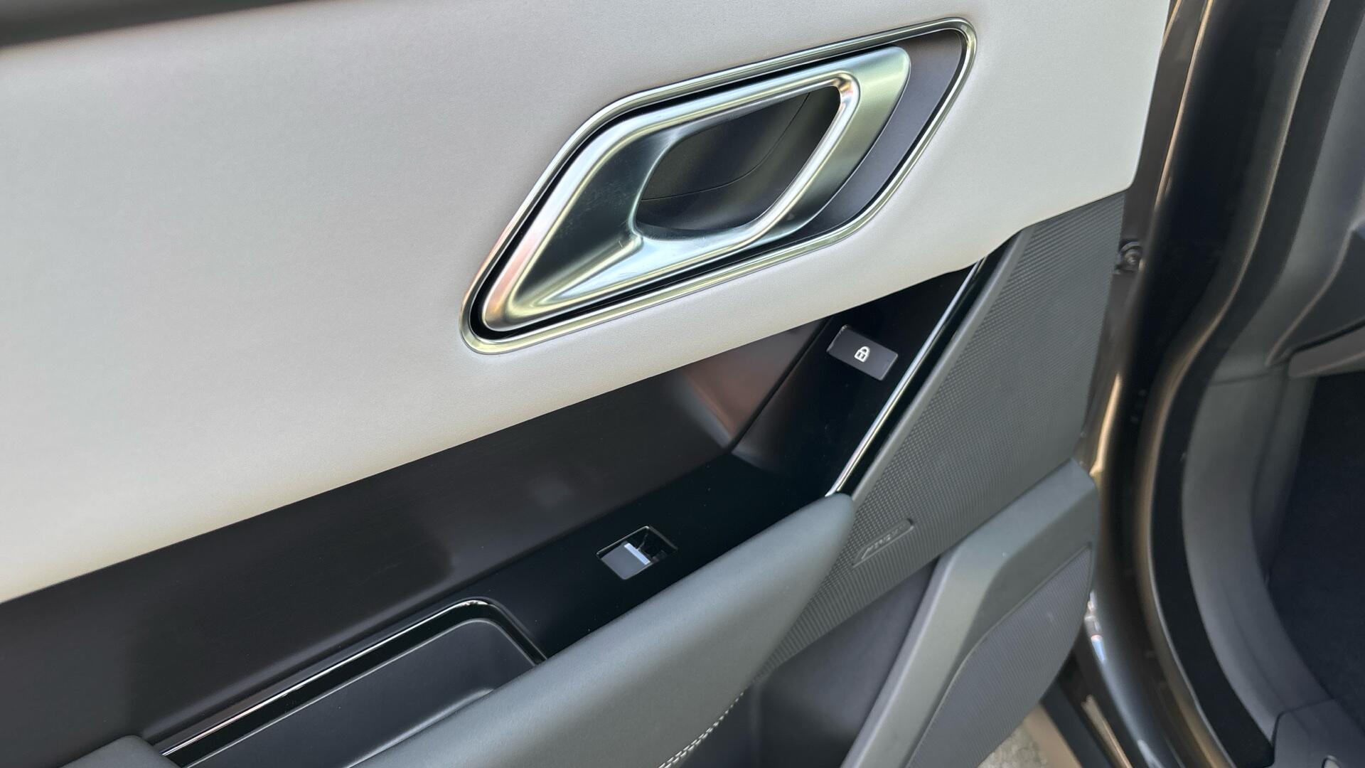 Land Rover Range Rover Velar view 39
