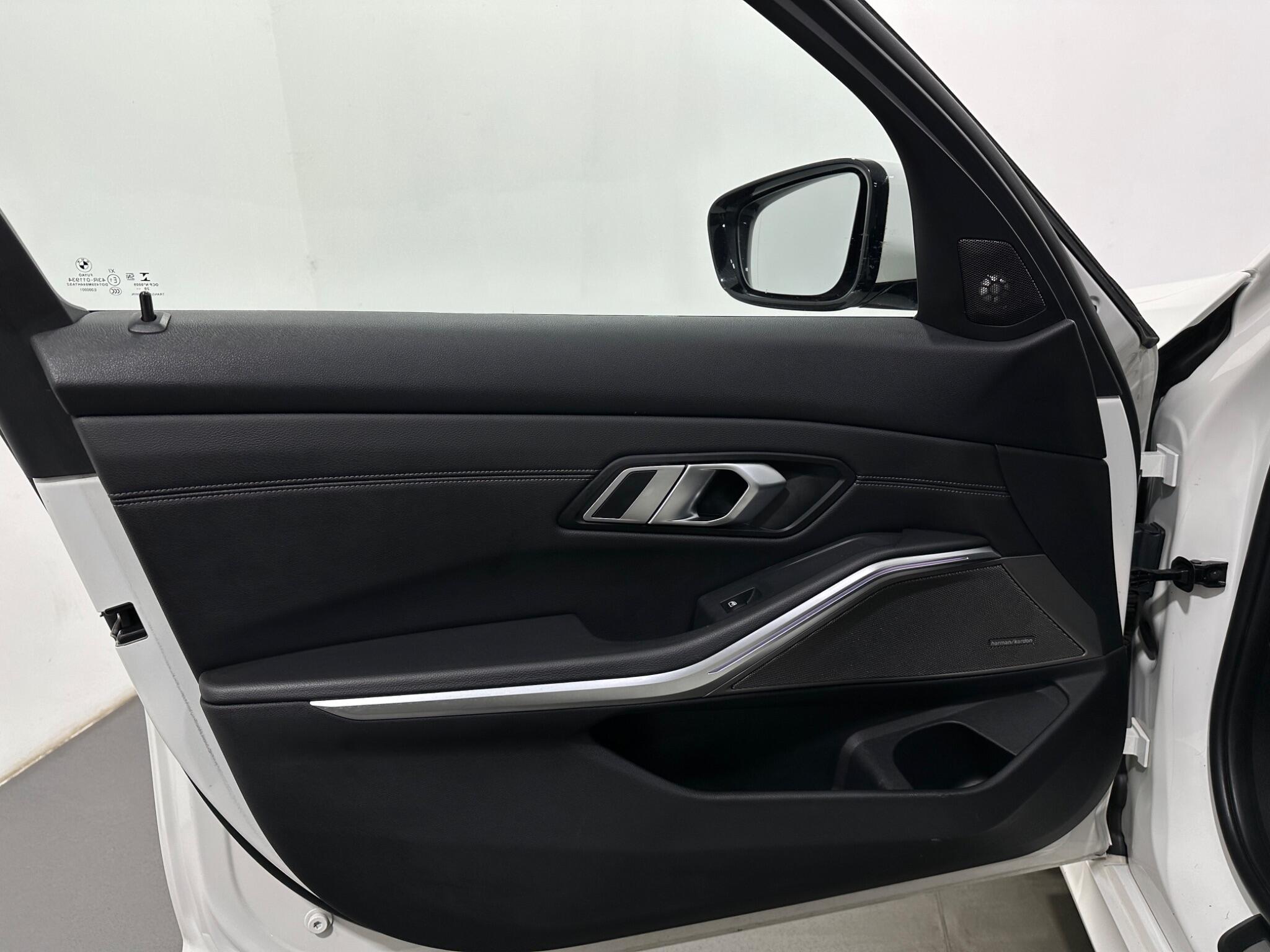 BMW 3 Series view 38