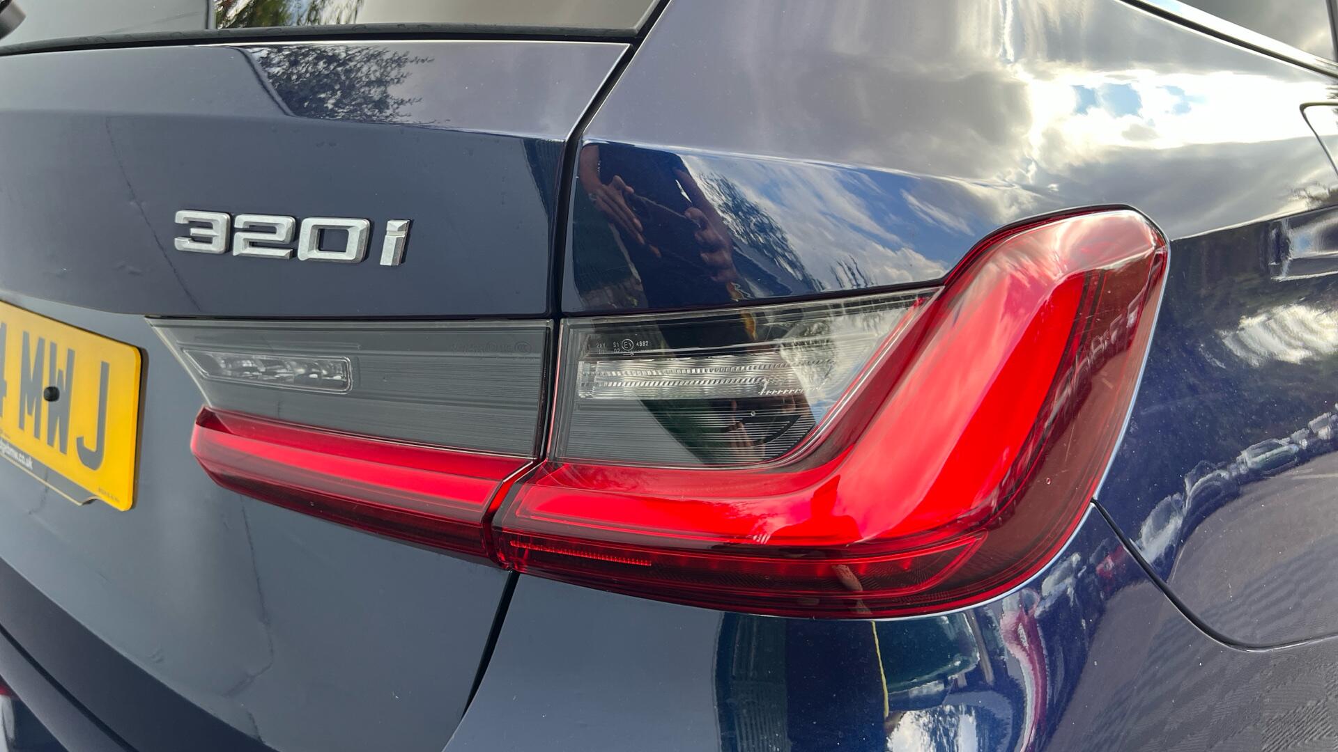 BMW 3 Series view 22