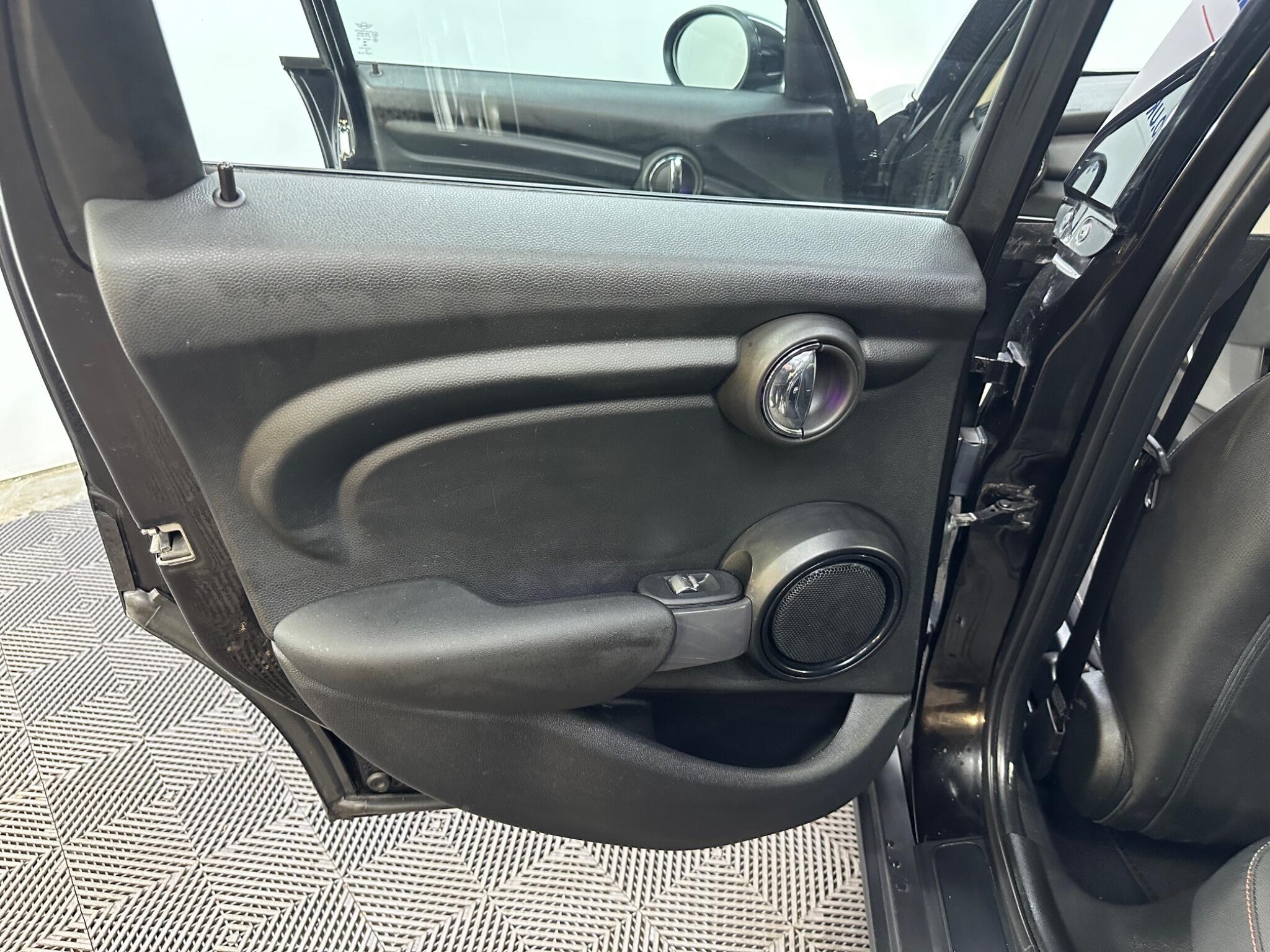 Mini Hatch view 38