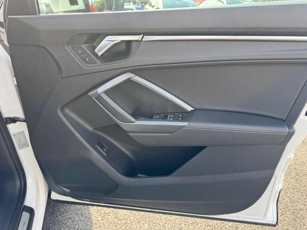 Audi Q3 view 12