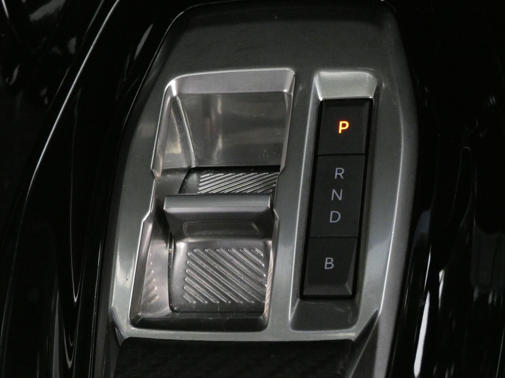 Peugeot E-208 view 25