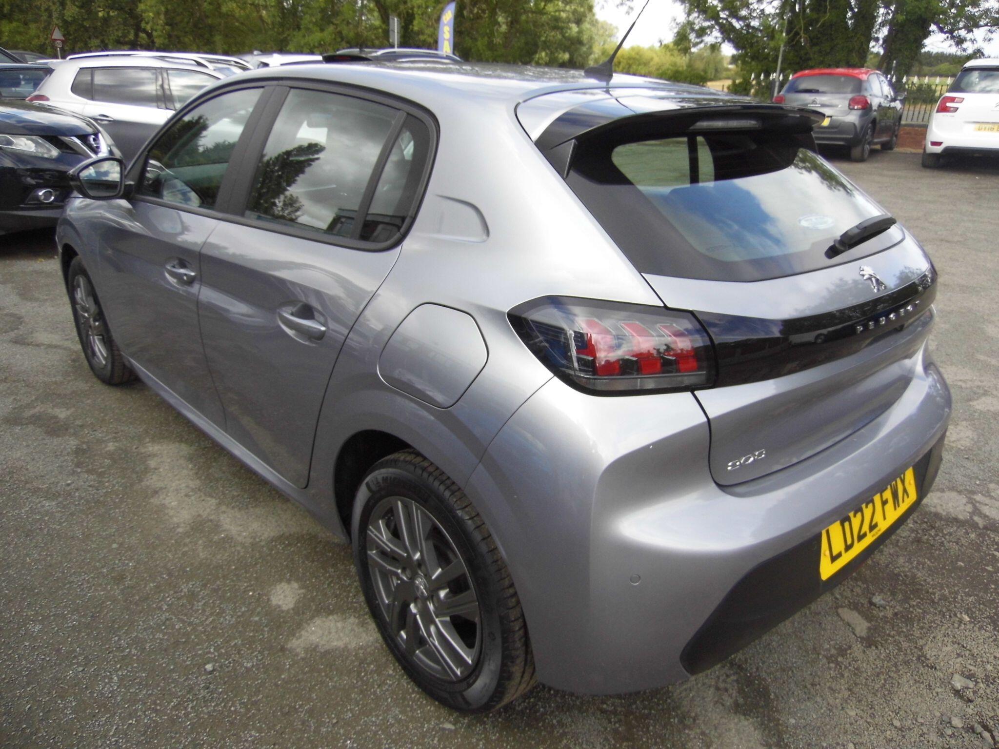 Peugeot 208 view 5