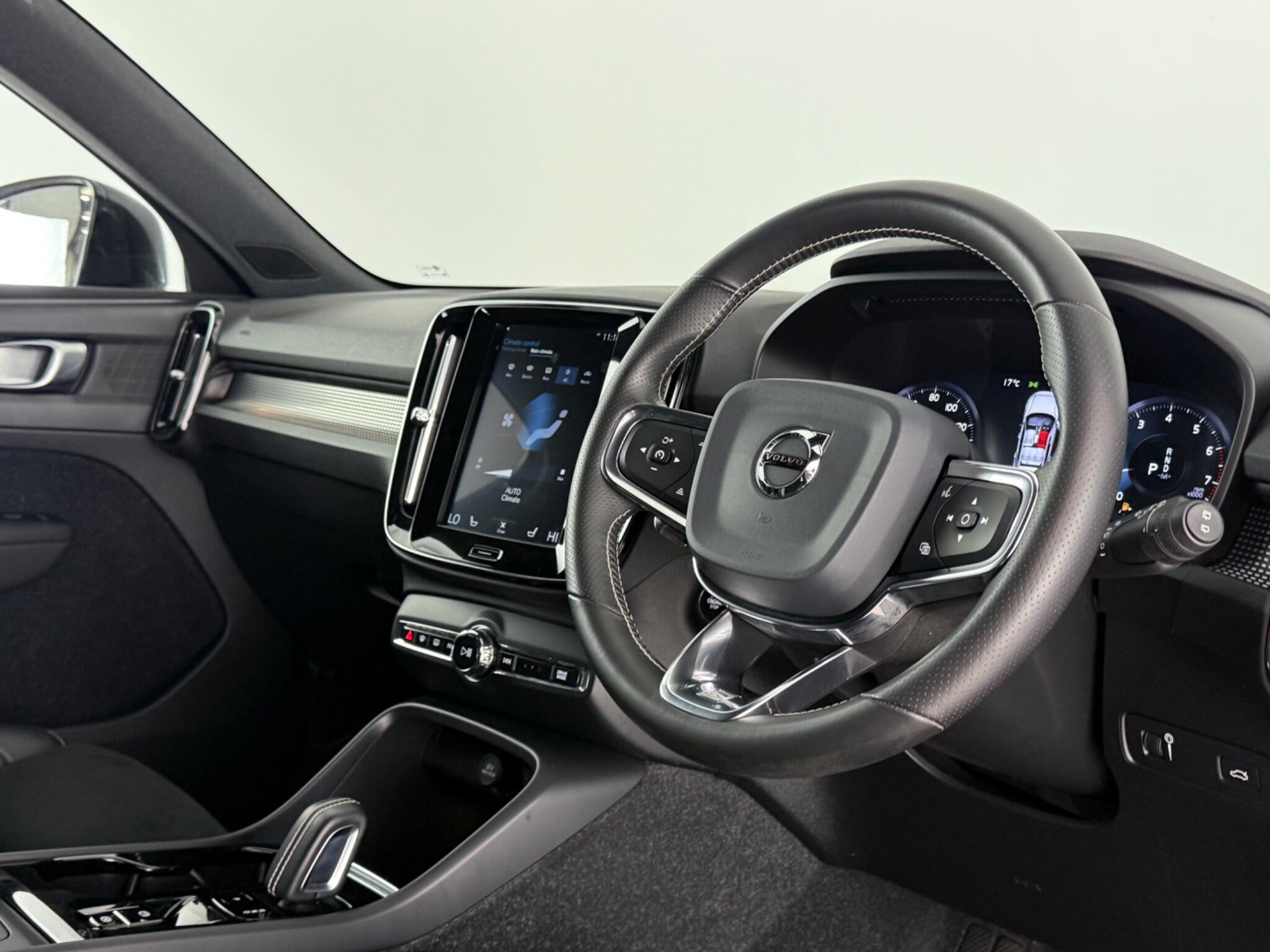 Volvo XC40 view 3