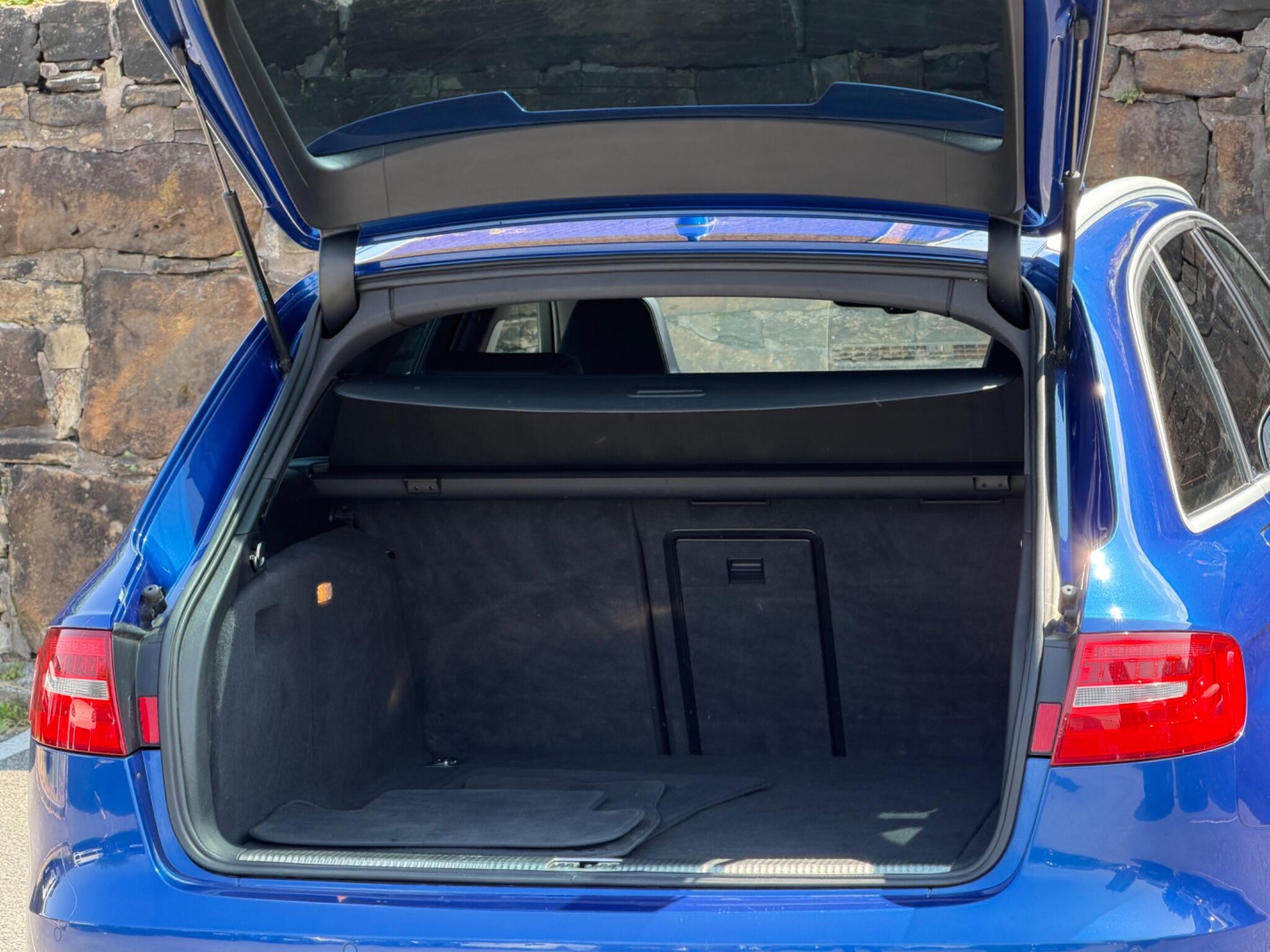 Audi RS4 view 22