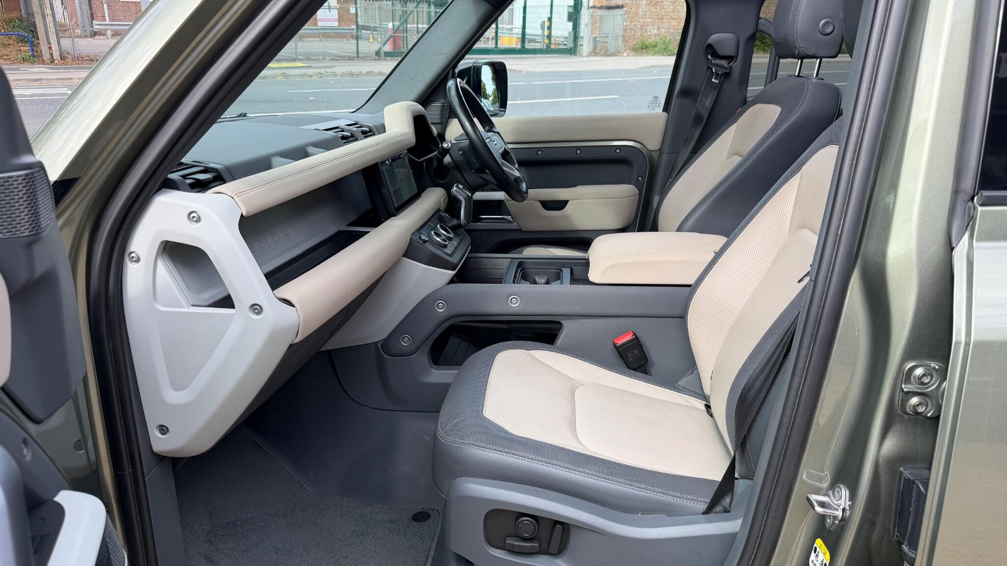 Land Rover Defender 110 view 34