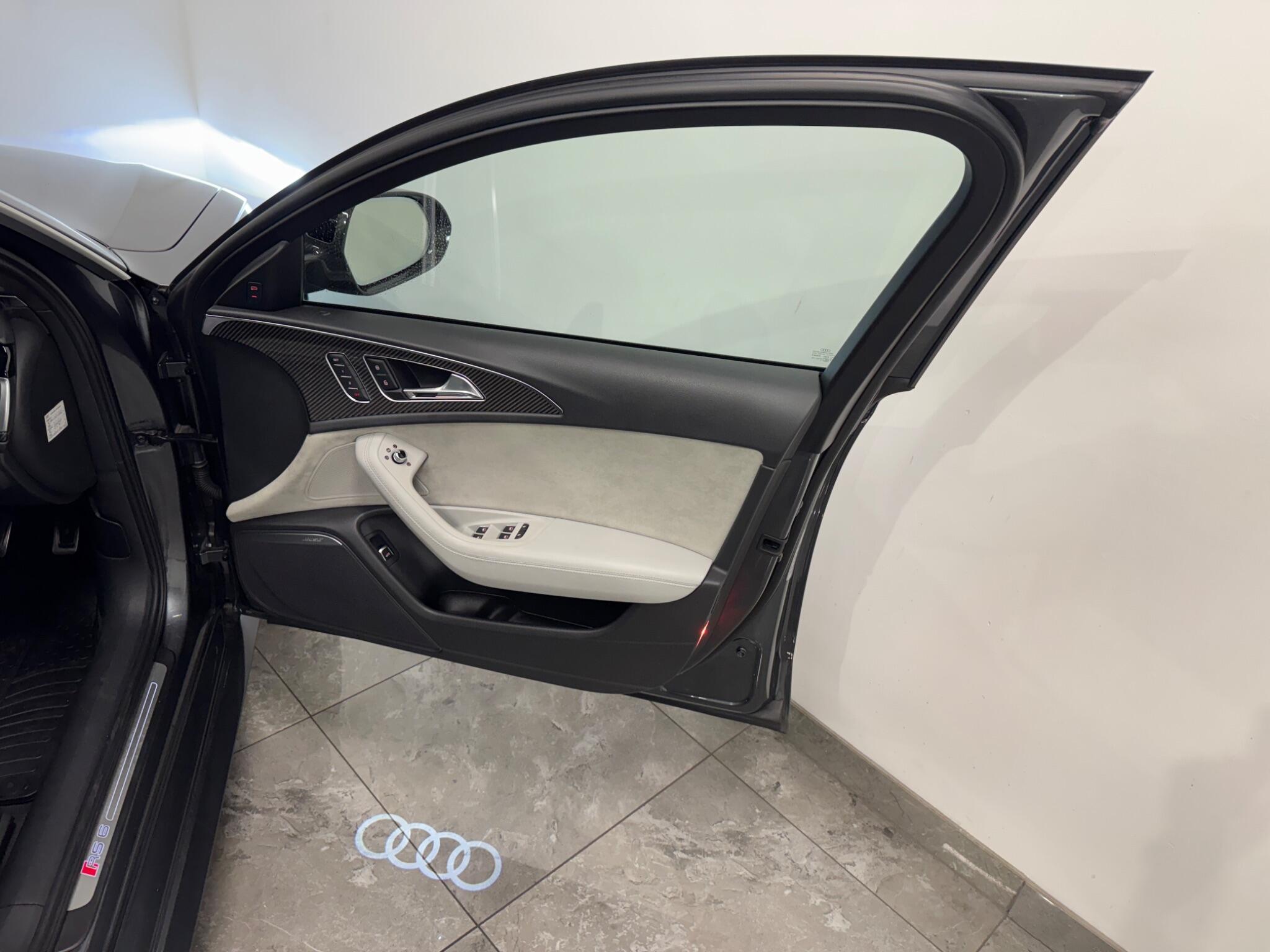Audi RS6 view 14