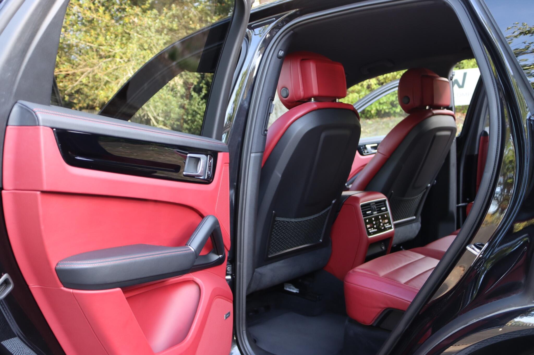 Porsche Cayenne view 31