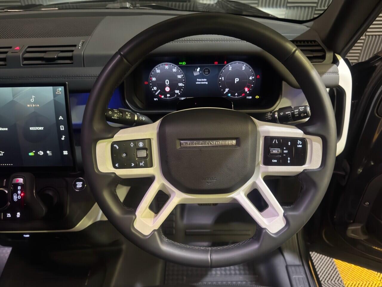 Land Rover Defender 110 view 12