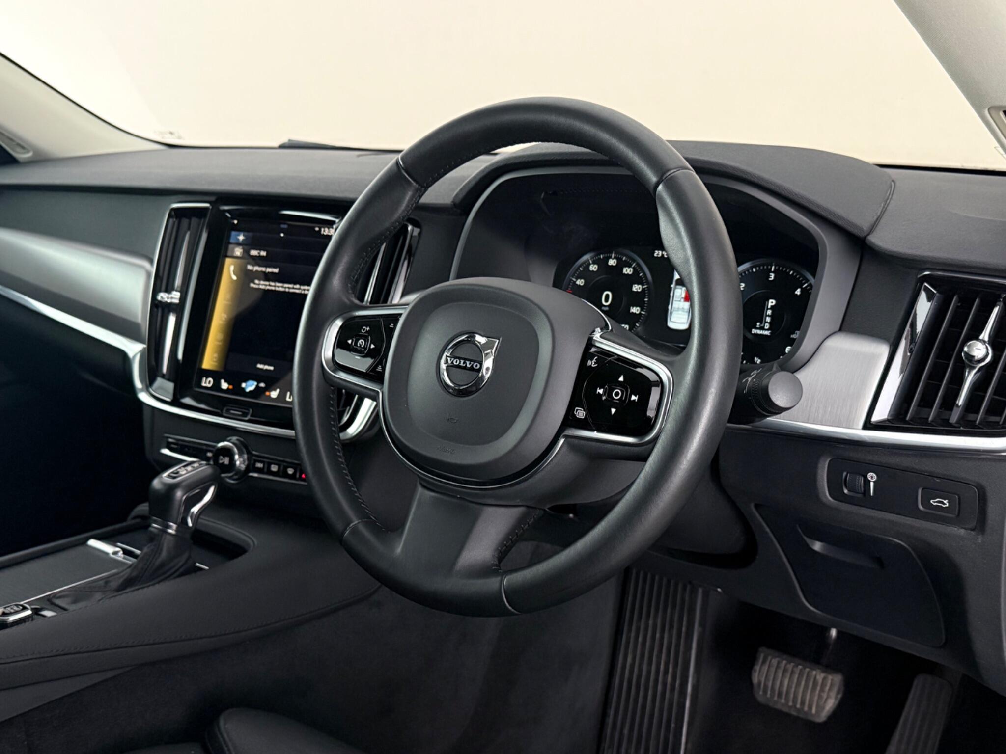 Volvo S90 view 3