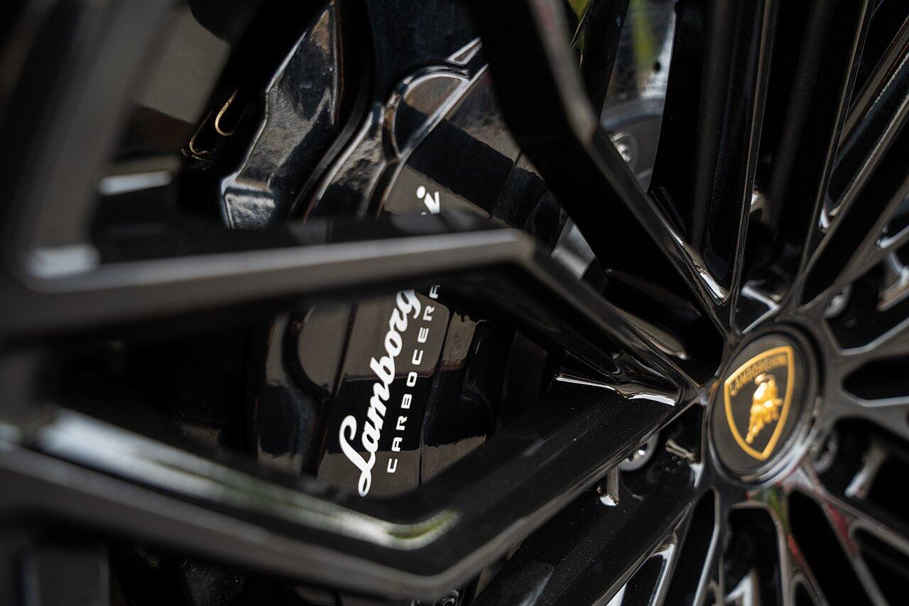 Lamborghini Urus view 30
