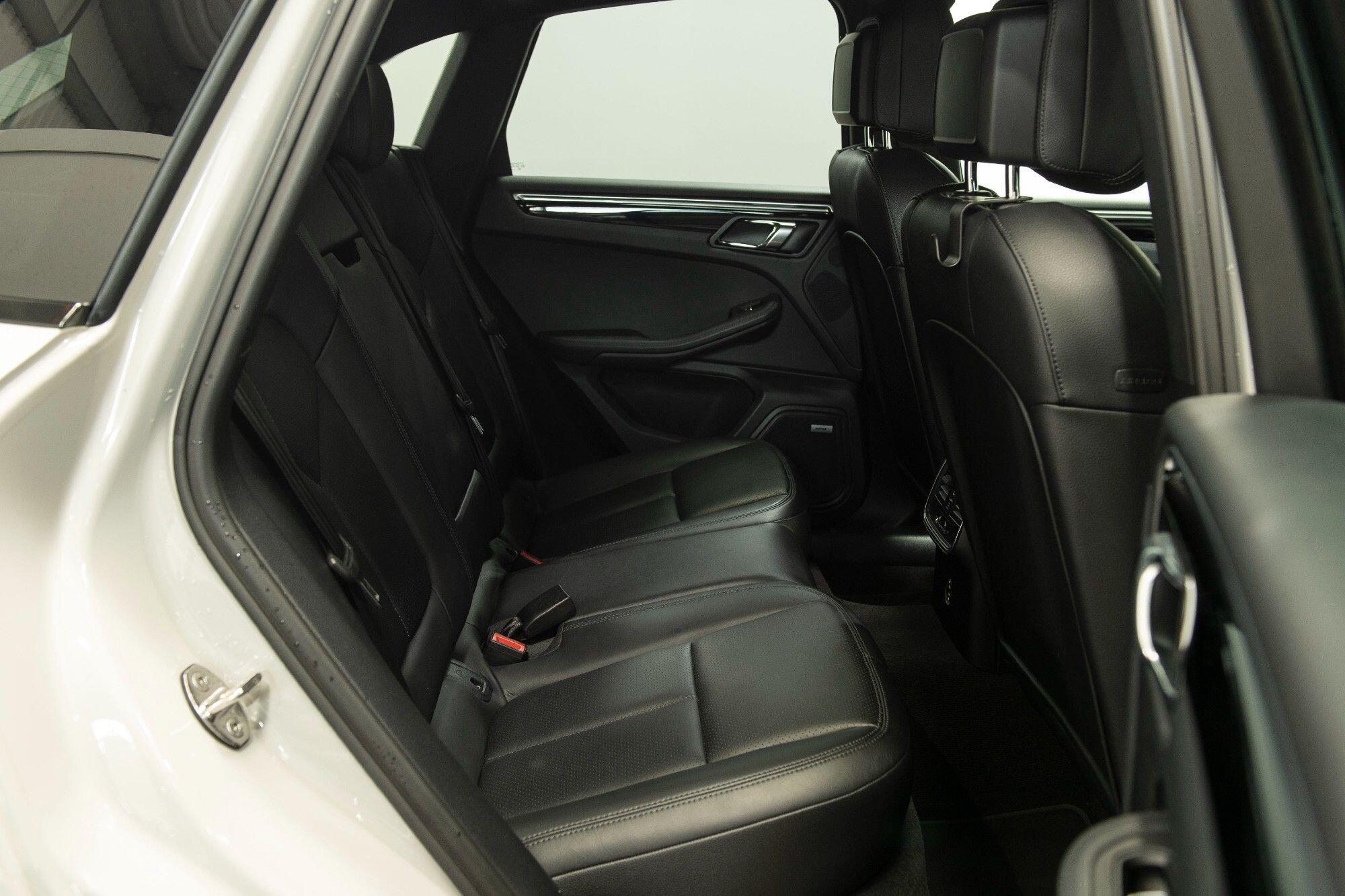 Porsche Macan view 17