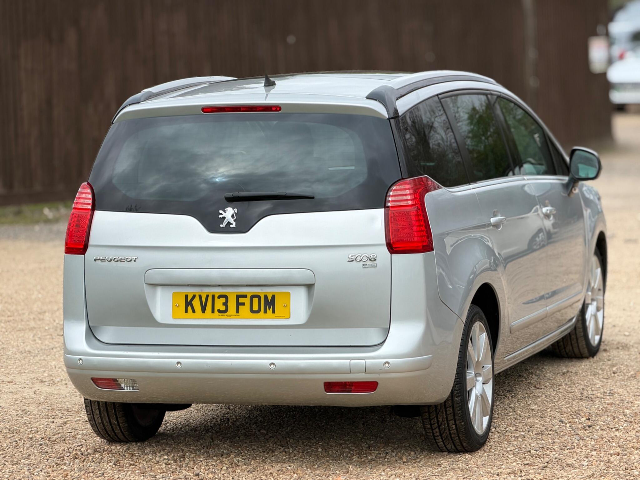 2013 Peugeot 5008 1.6 e-HDi Allure EGC Euro 5 (s/s) 5dr image 25