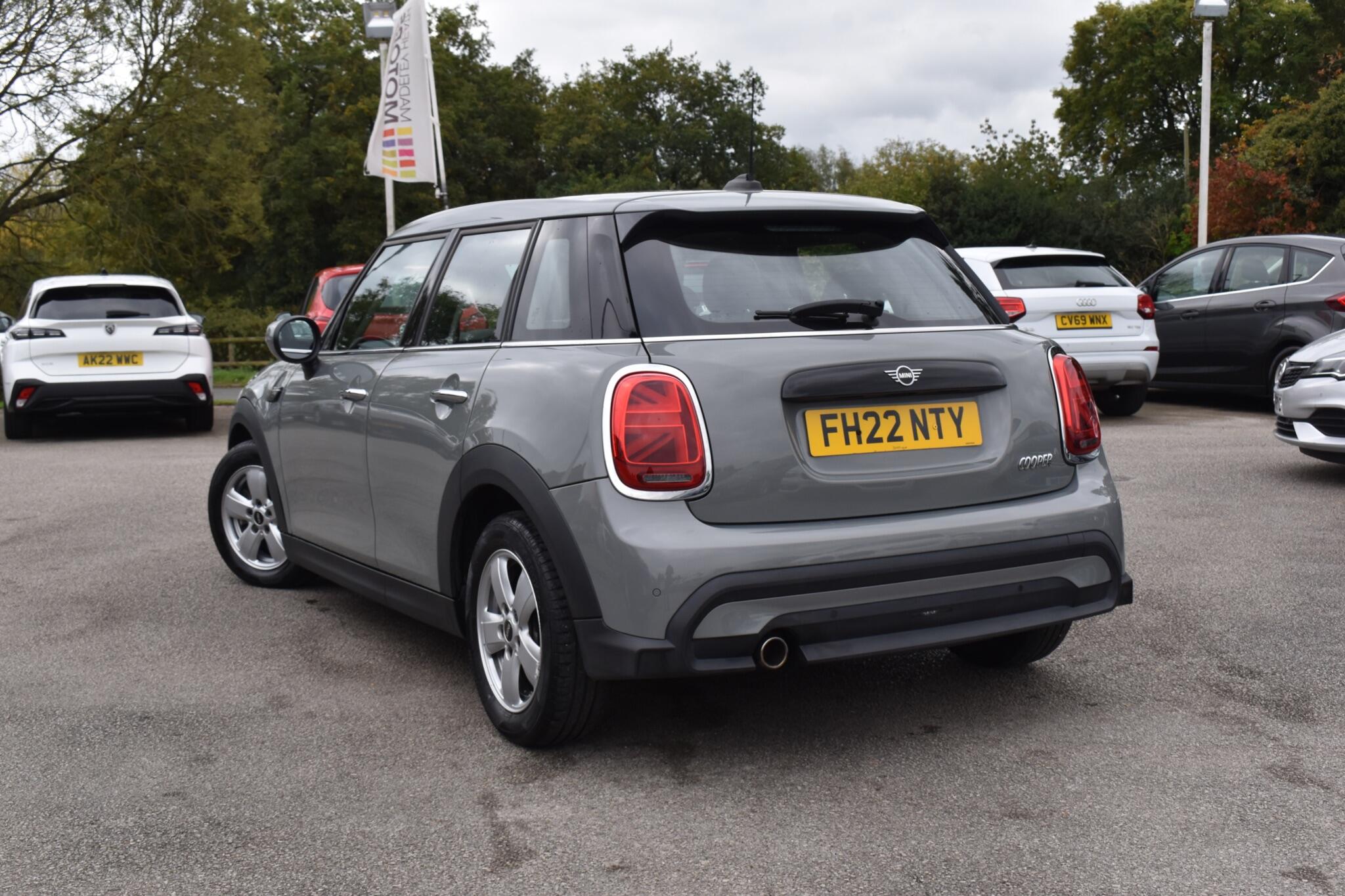 Hatch - 1.5 Cooper Classic Steptronic Euro 6 (s/s) 5dr - Image 3
