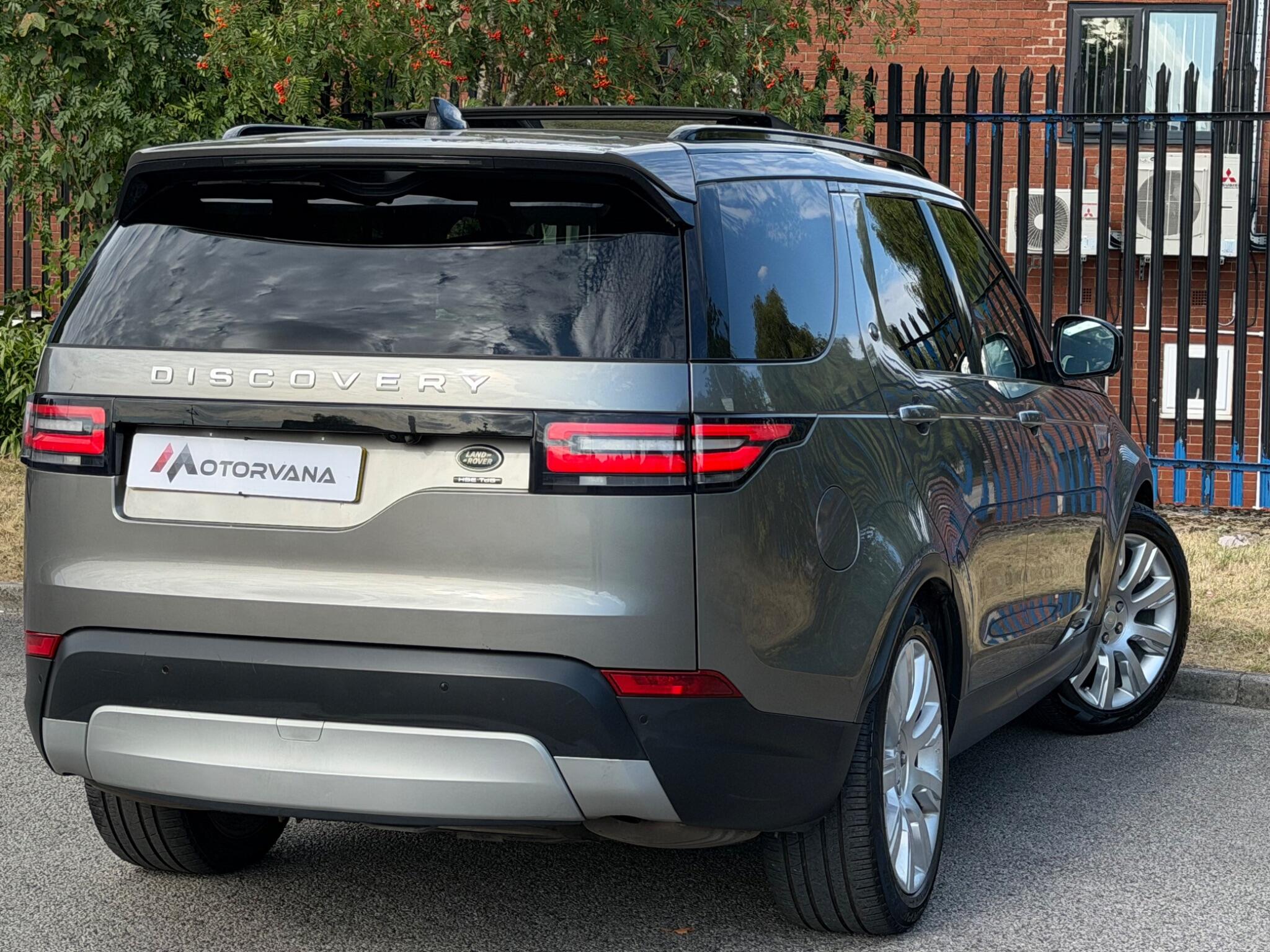 Land Rover Discovery view 16