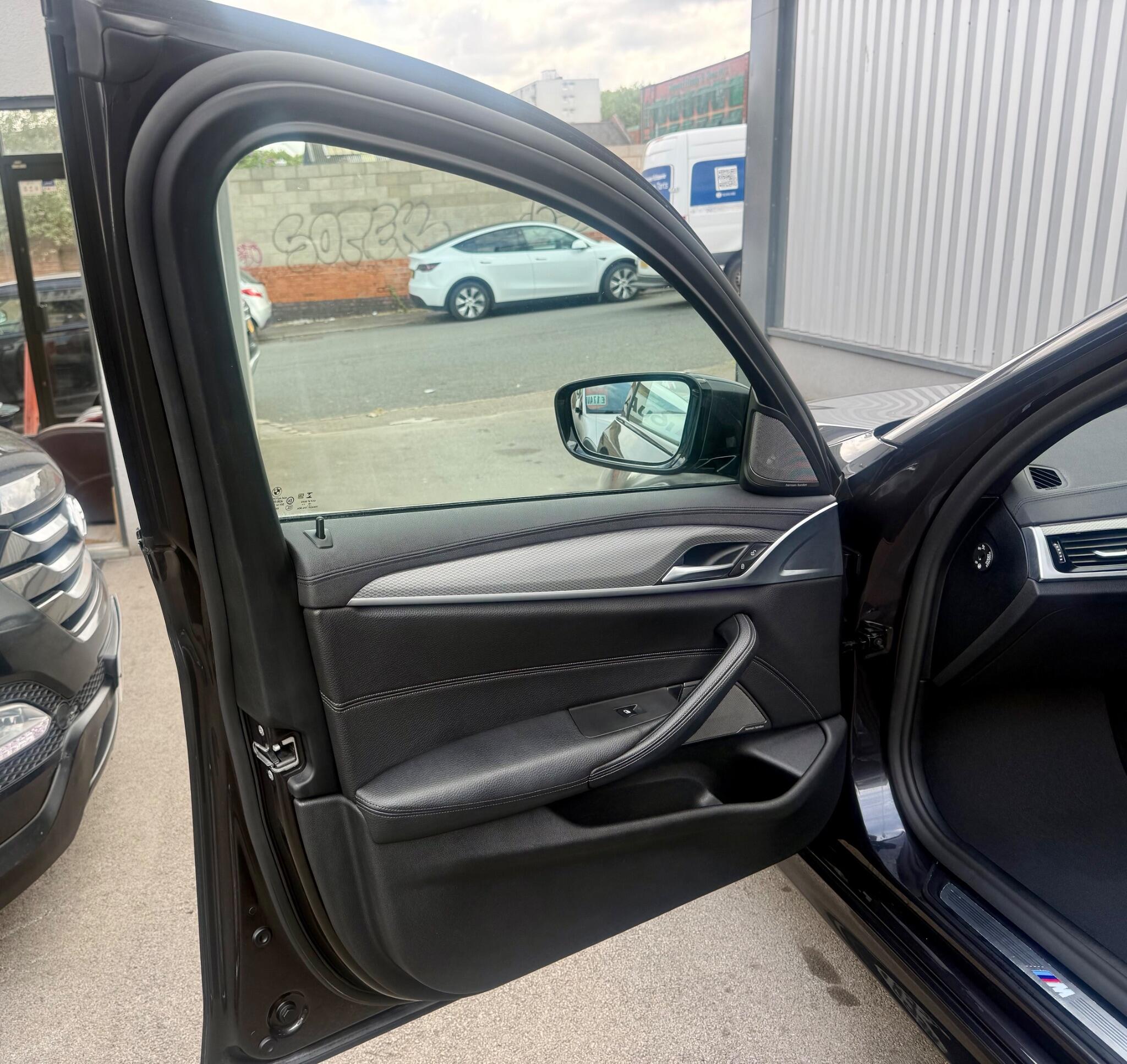 BMW 5 Series view 16