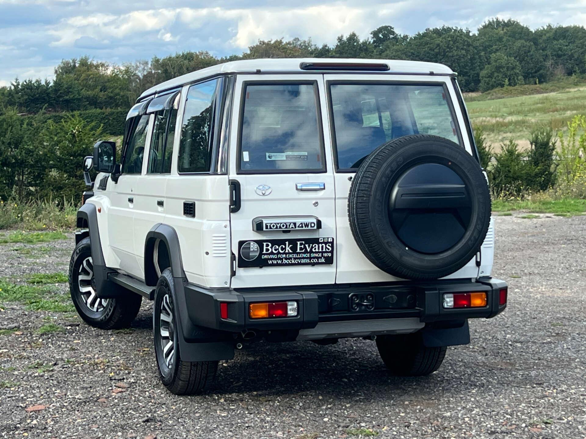 Toyota Land Cruiser view 34