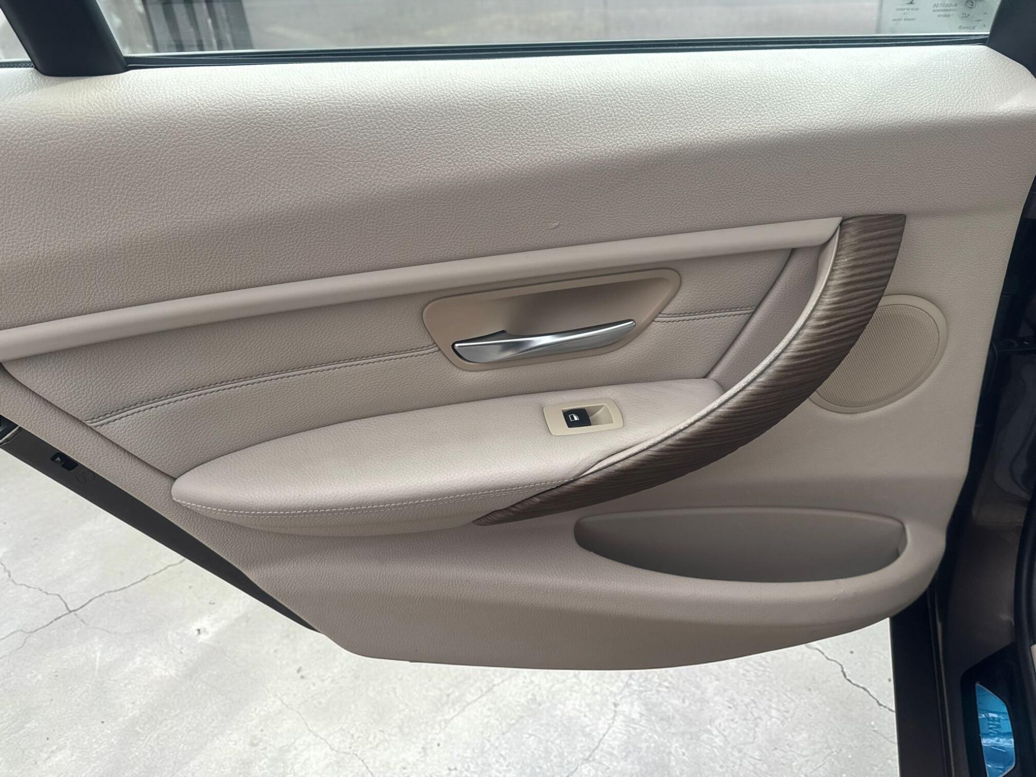 BMW 3 Series view 24