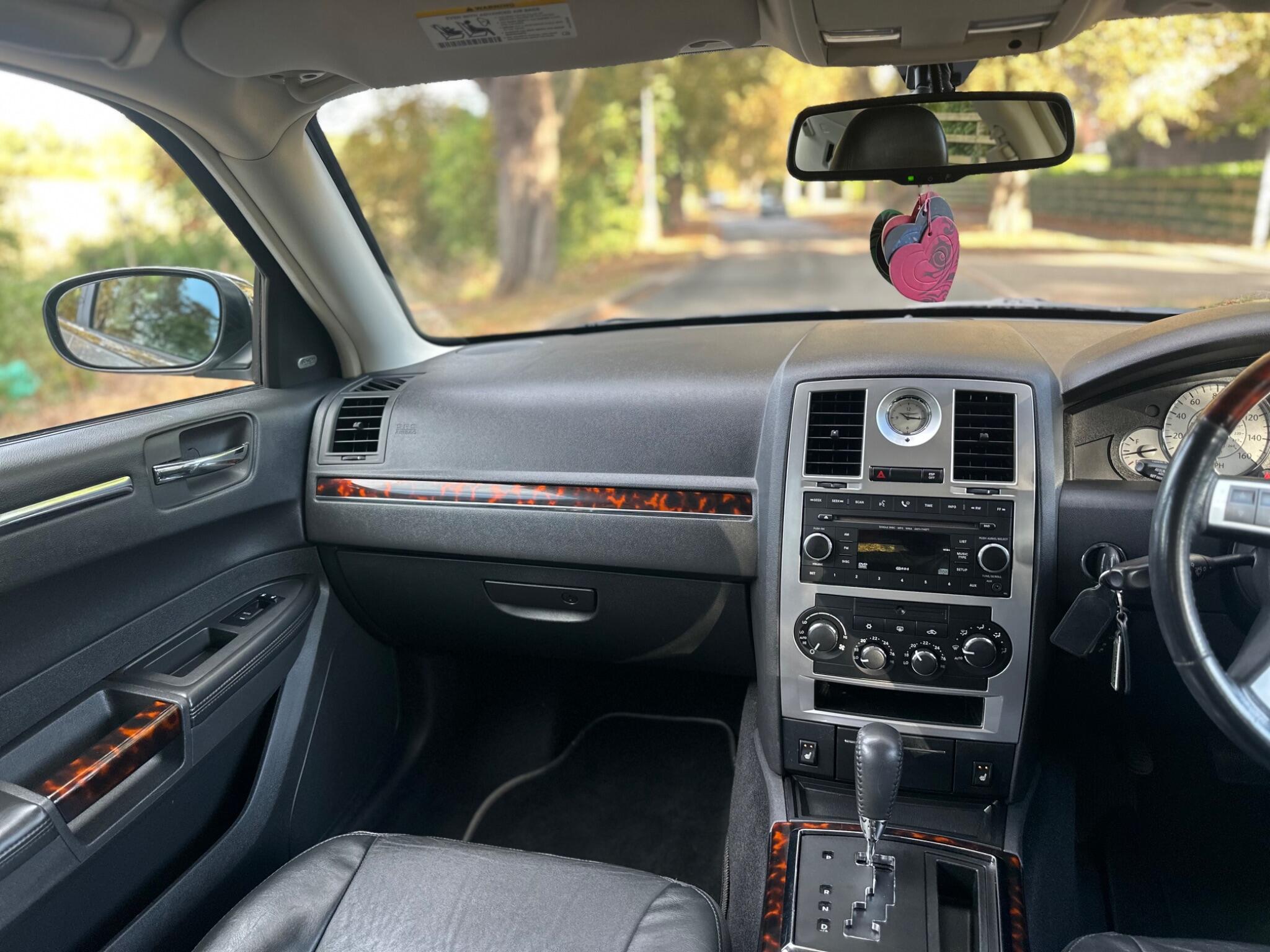 2008 Chrysler 300C image 31