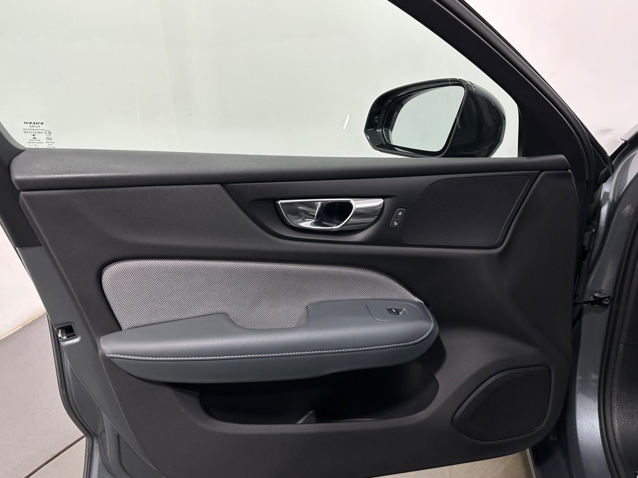 Volvo S60 view 36