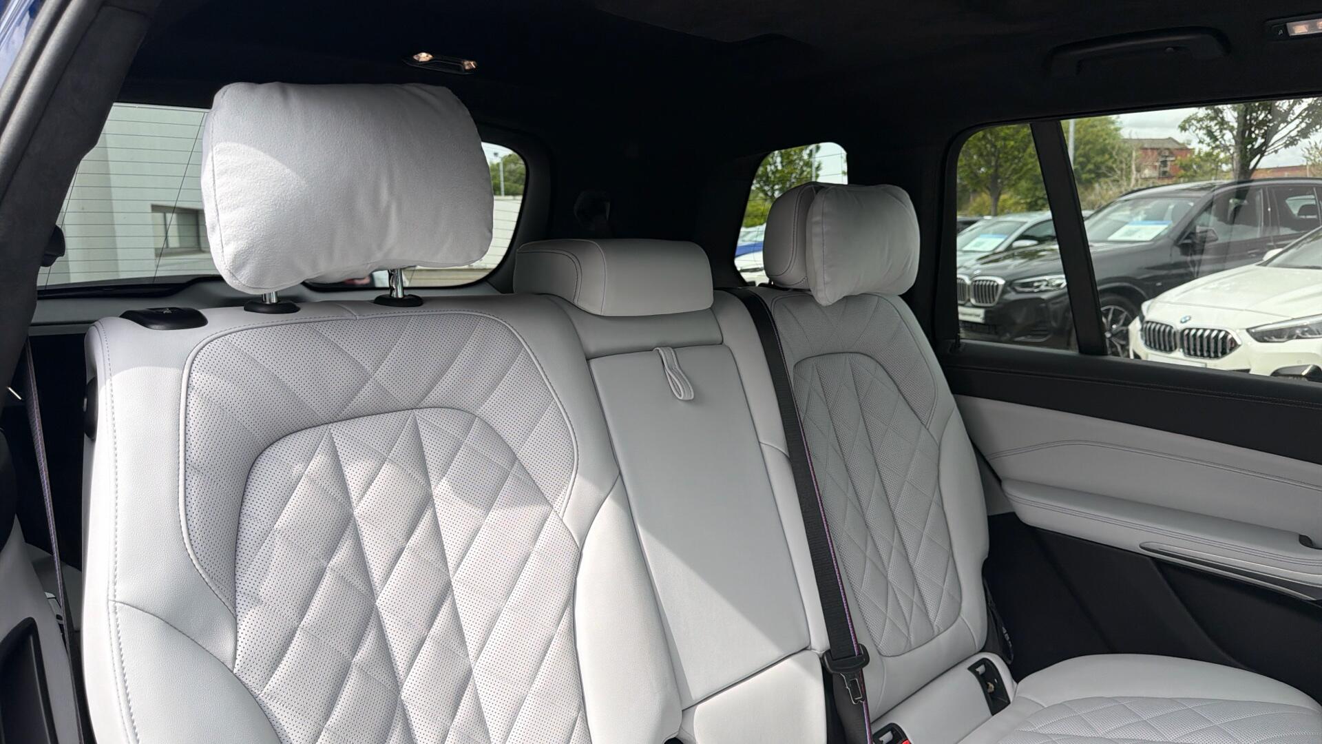 BMW X7 view 12