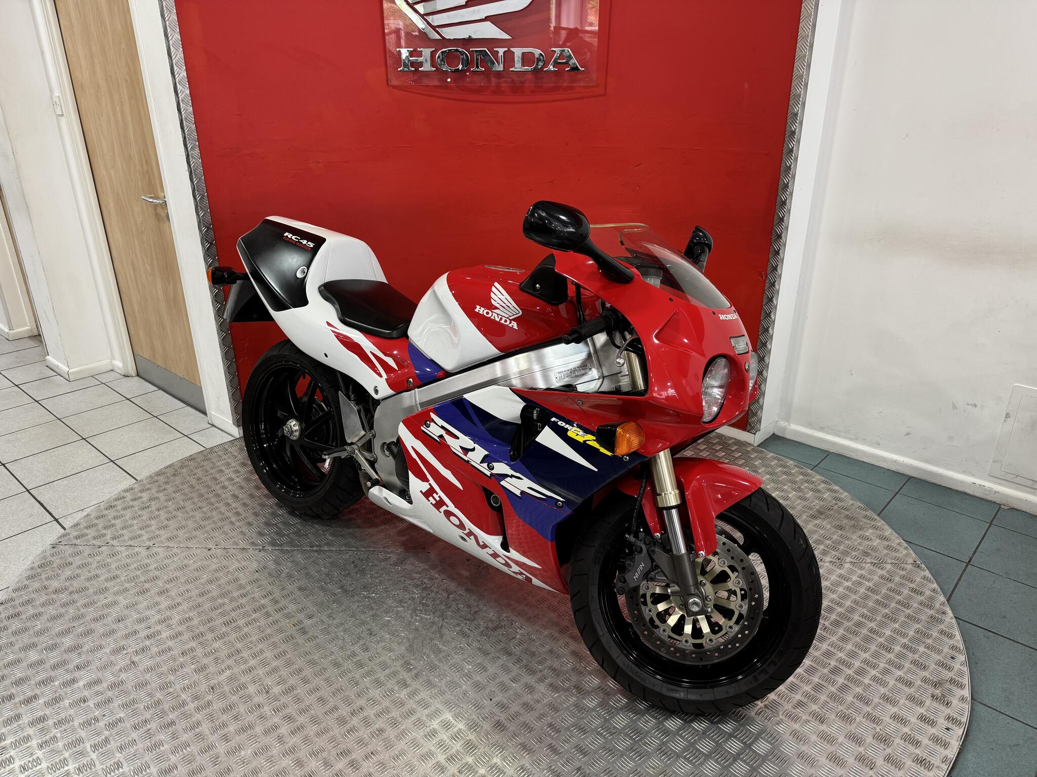 Honda RVF750 view 3