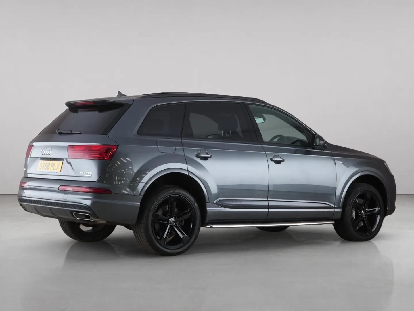 Audi Q7 view 8