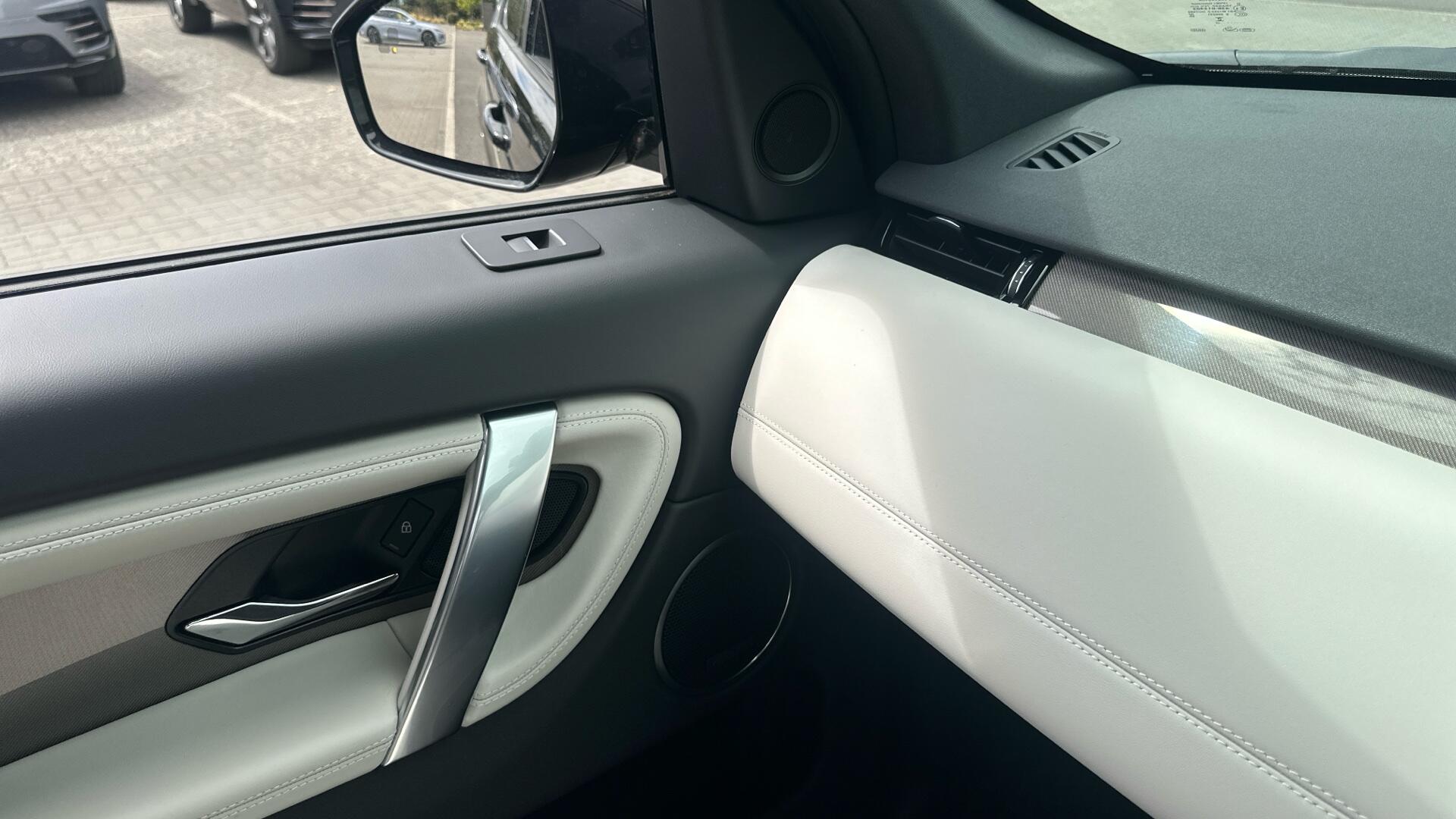 Land Rover Discovery Sport view 61