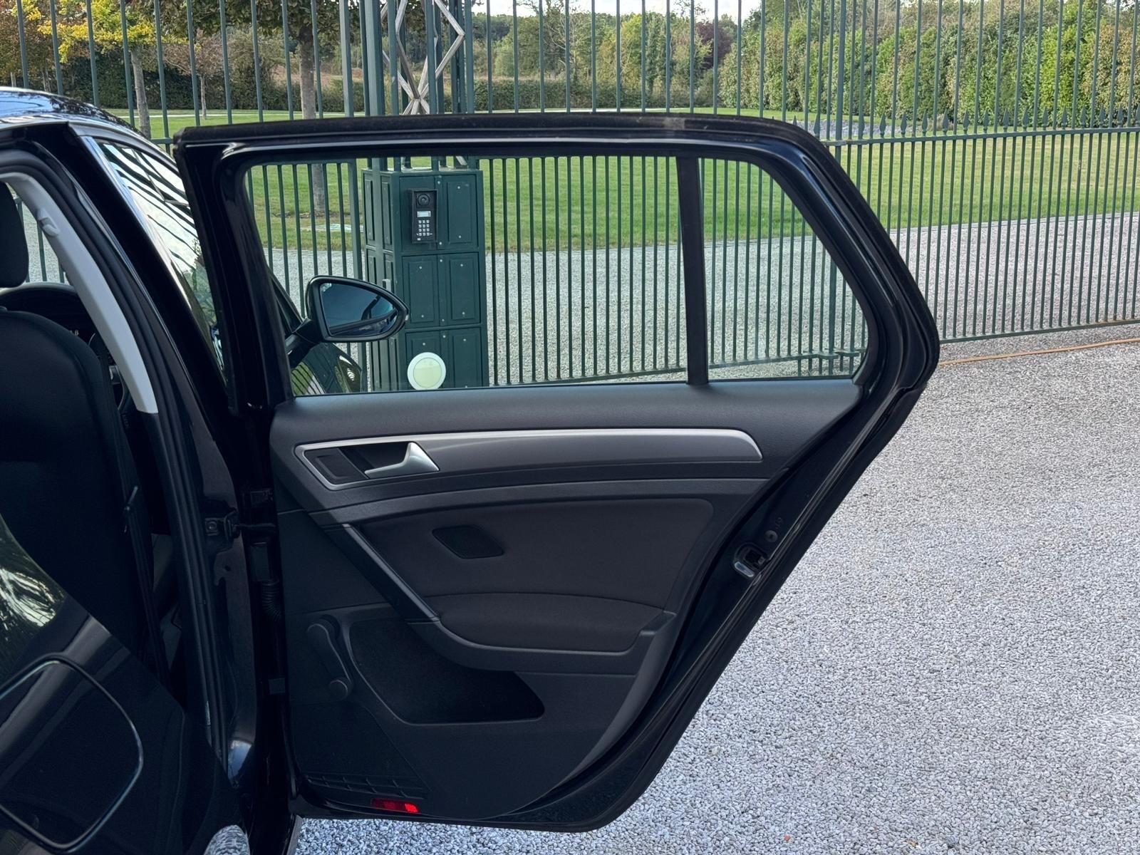 2014 Volkswagen Golf image 26