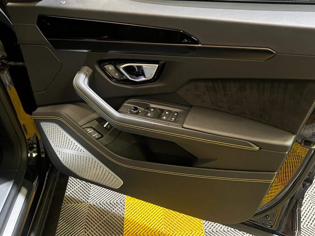 Lamborghini Urus view 9
