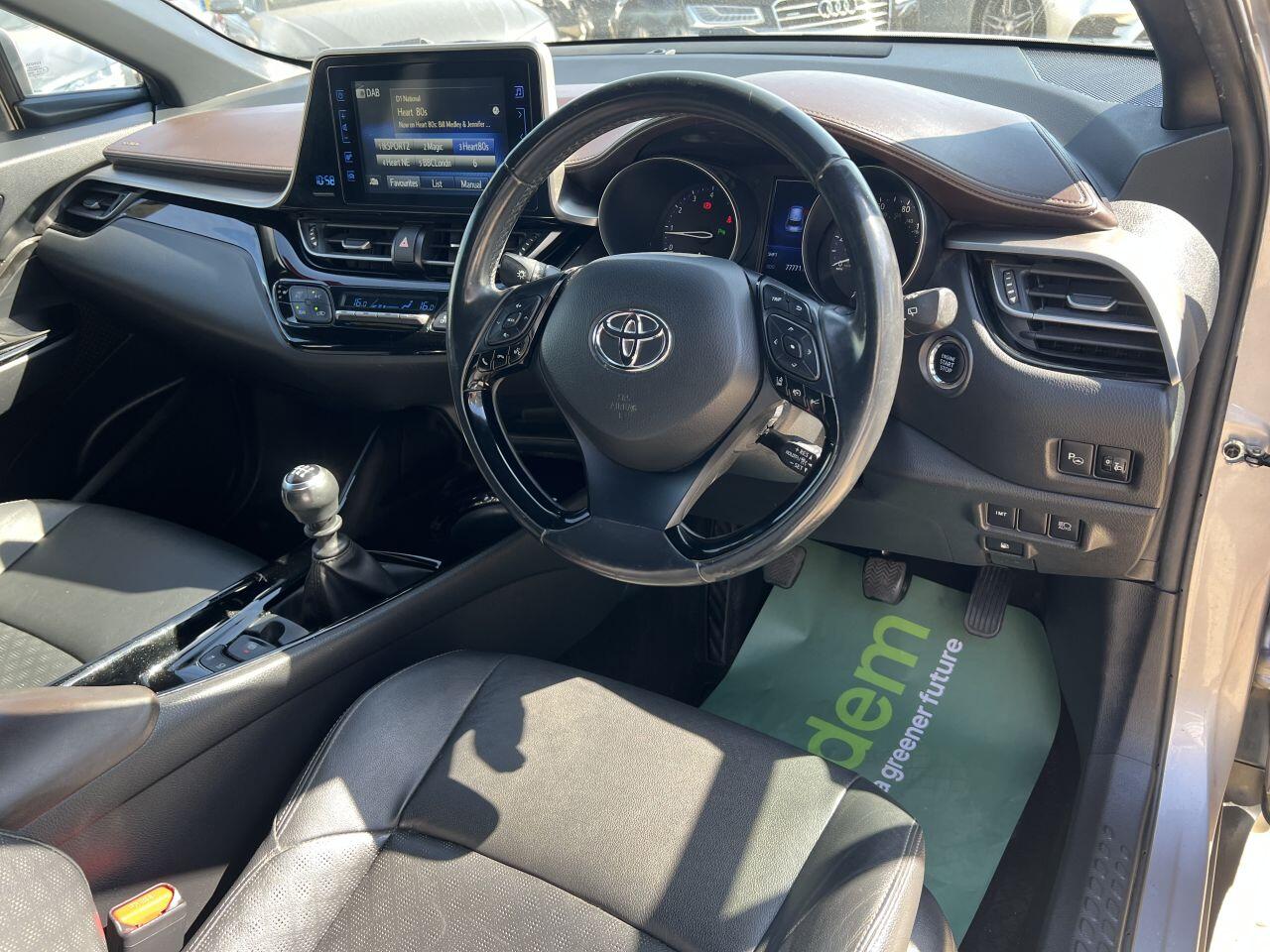 Toyota C-HR view 15