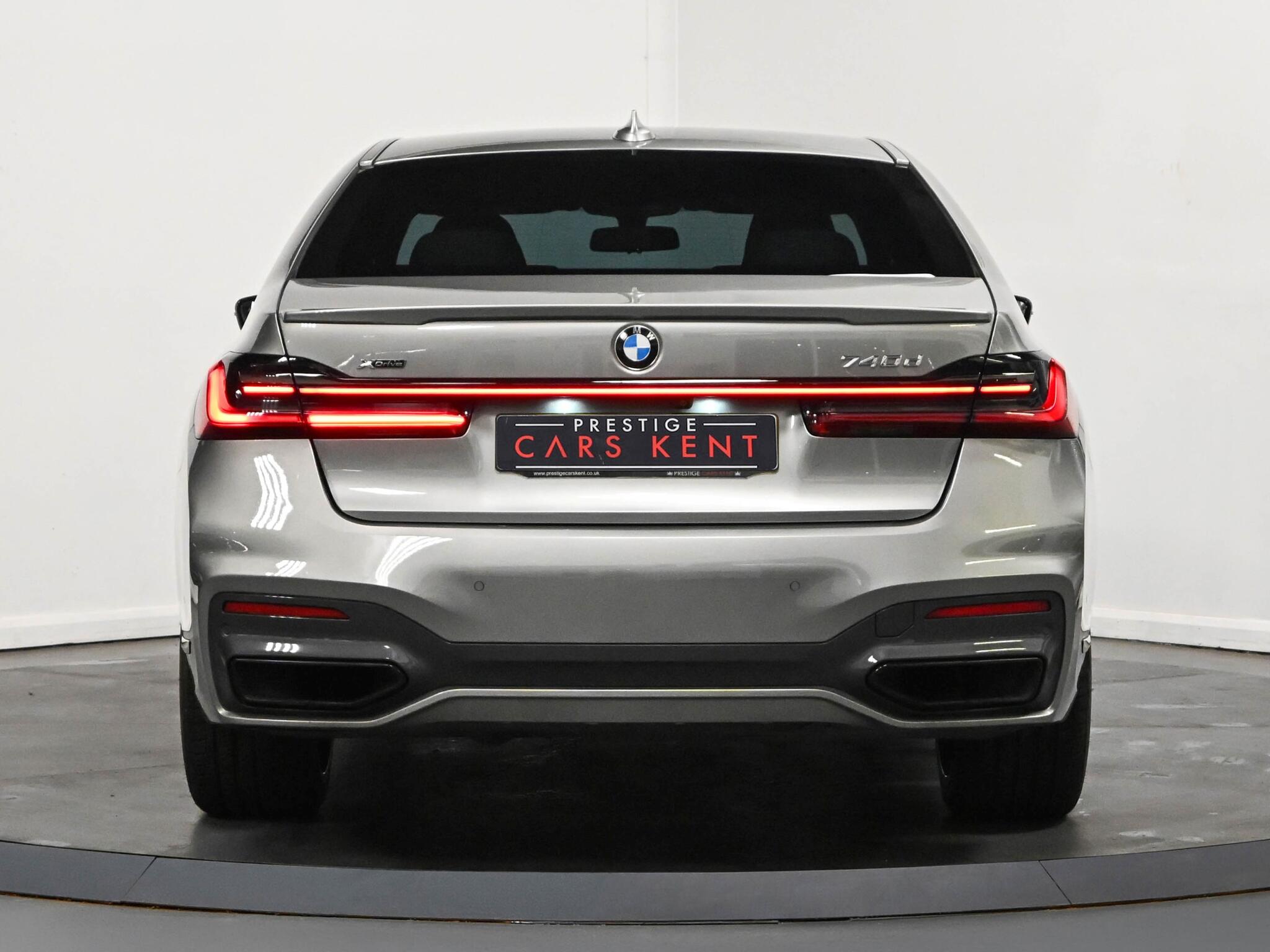 BMW 7 Series view 18