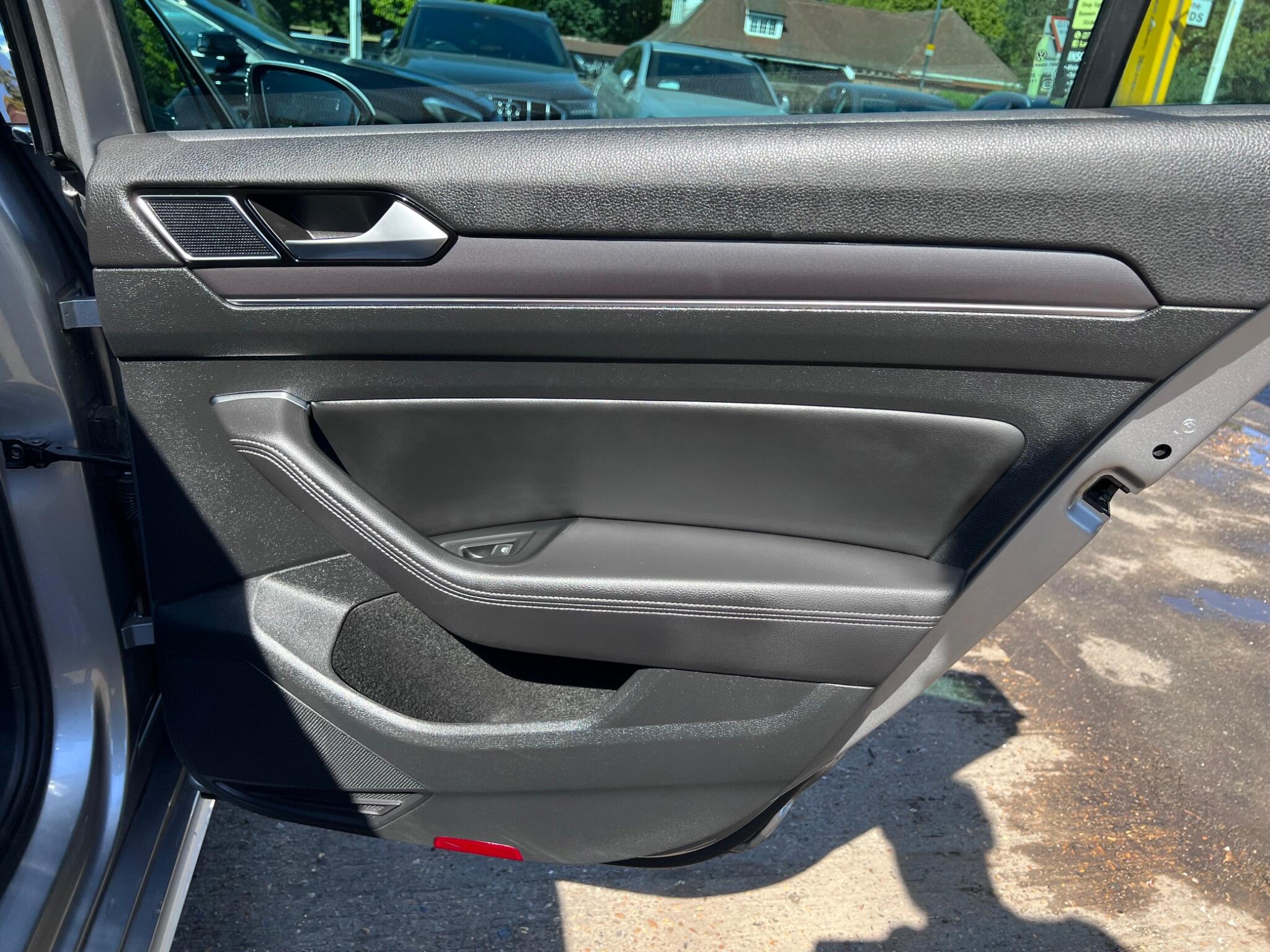 Volkswagen Passat view 31
