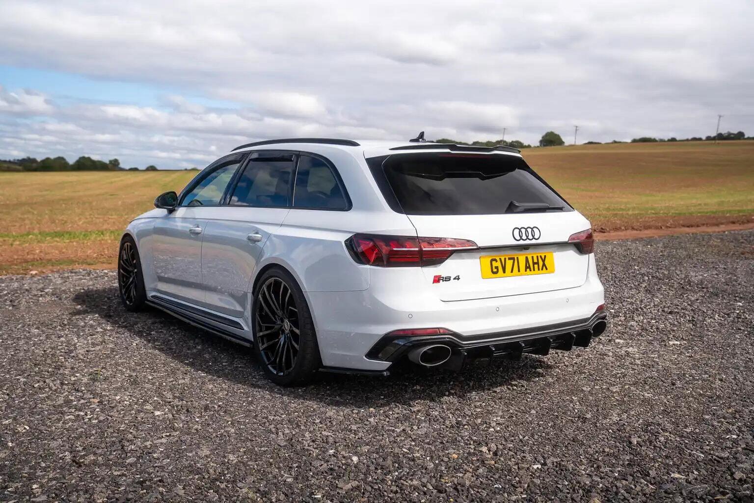 Audi RS4 Avant view 5