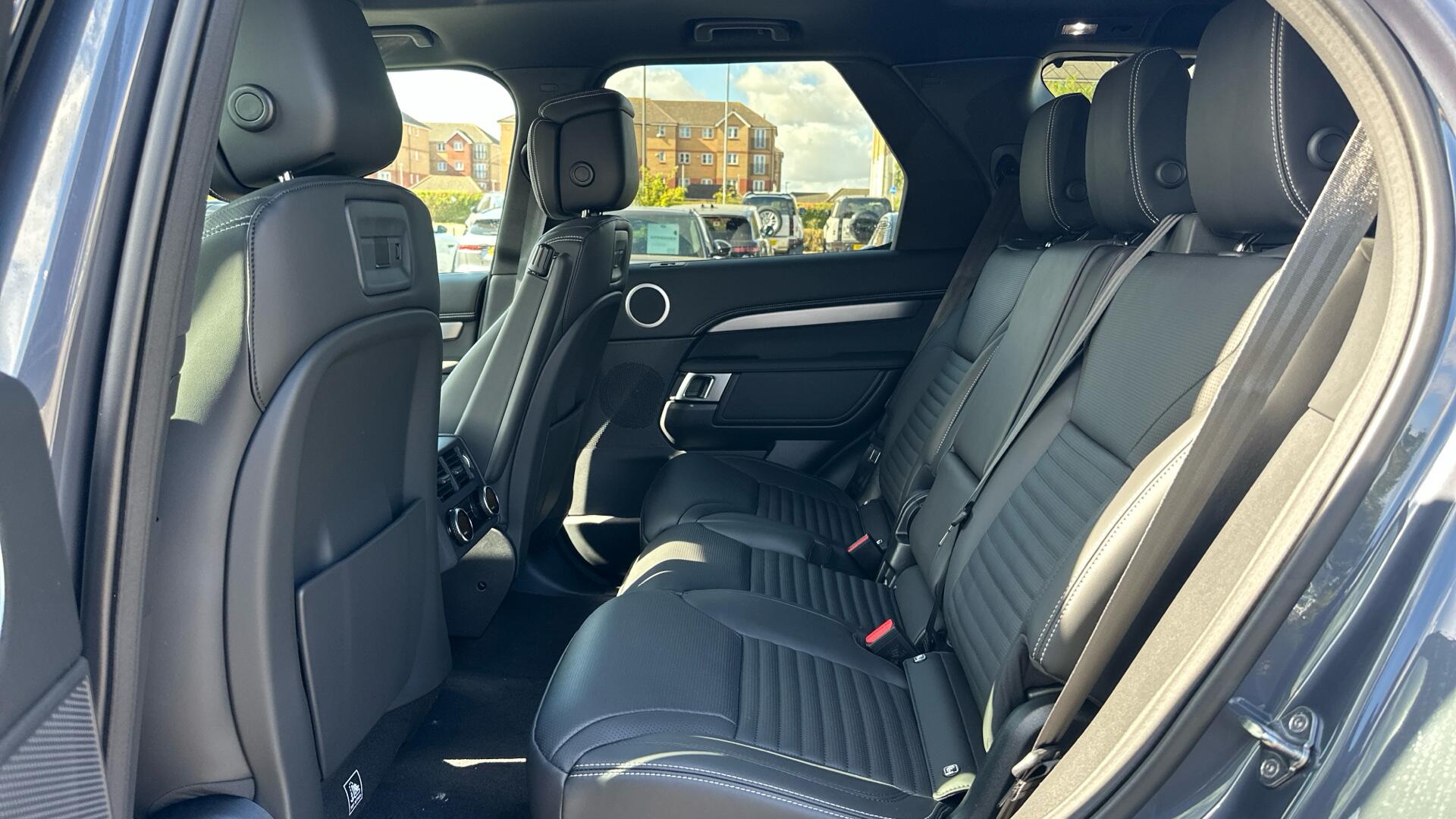Land Rover Discovery view 14