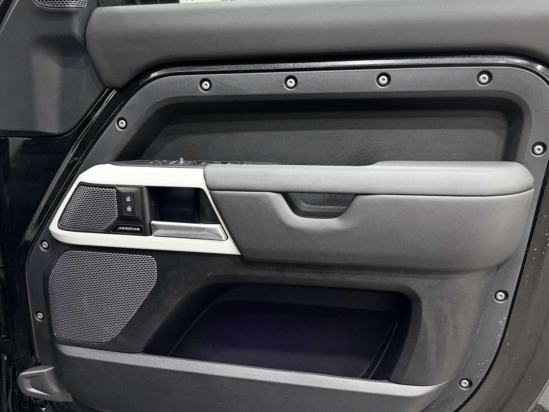Land Rover Defender view 31