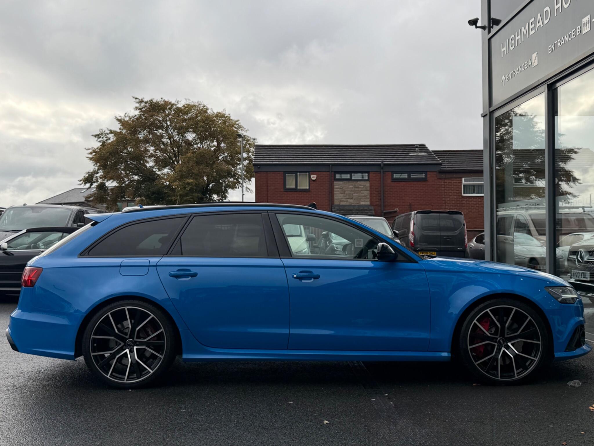 Audi RS6 Avant view 9