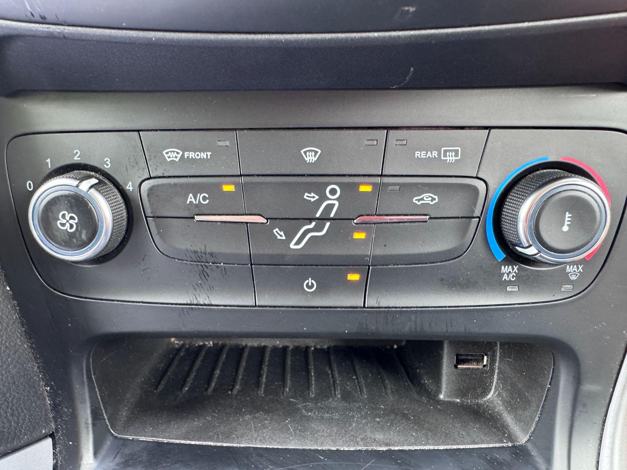 2016 Ford Focus image 33