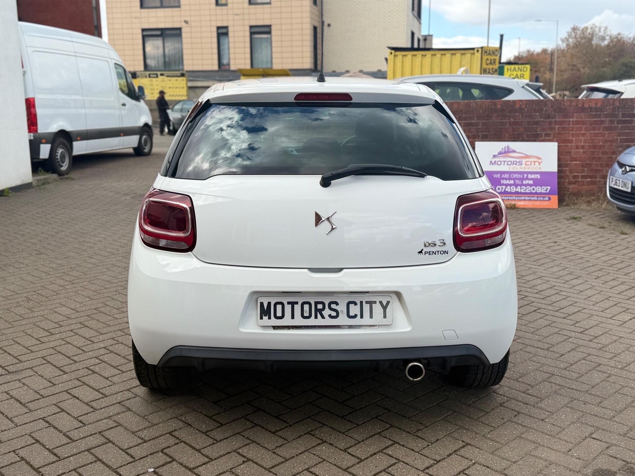 DS Automobiles DS 3 view 11