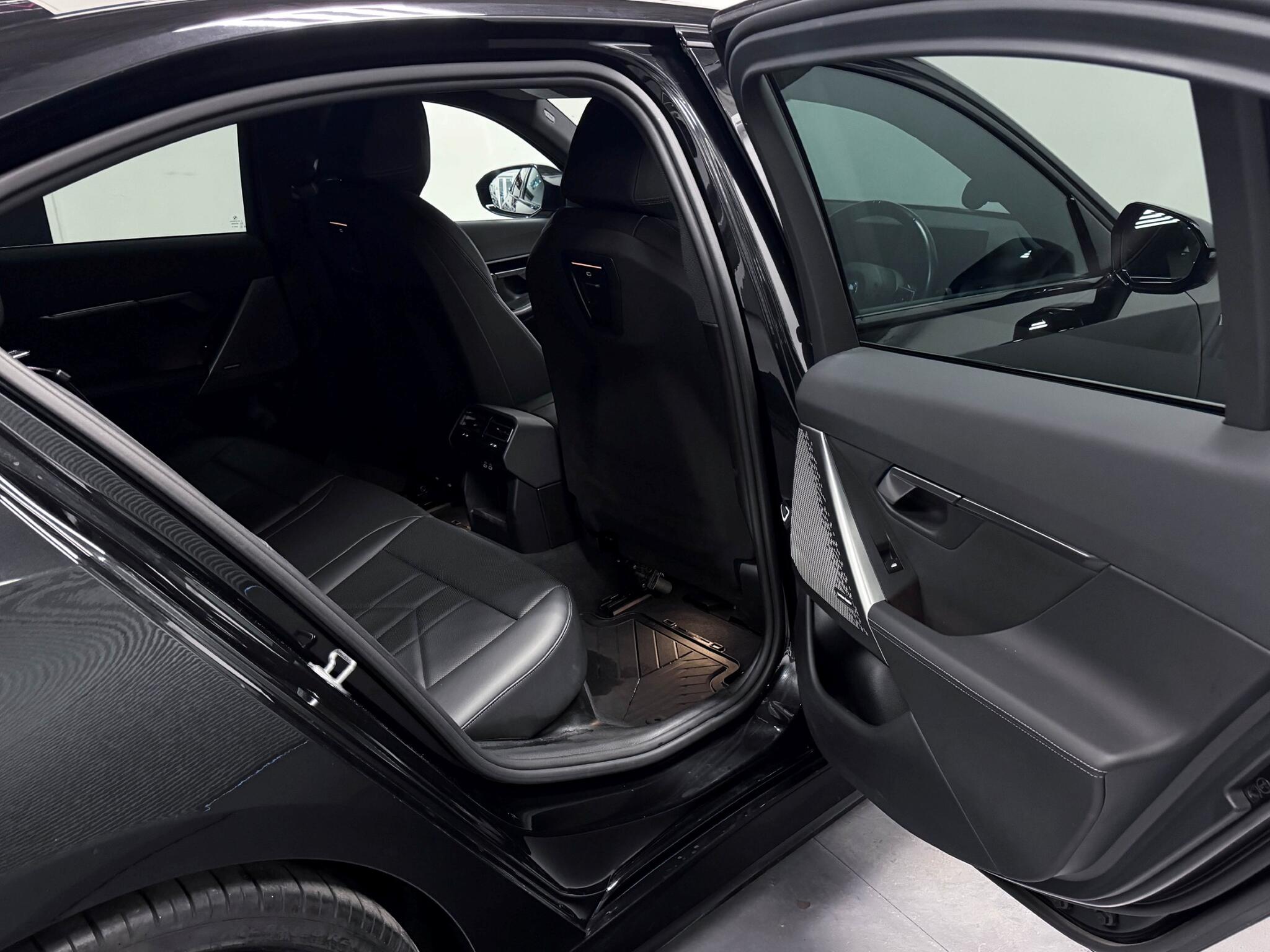 BMW 5 Series view 7
