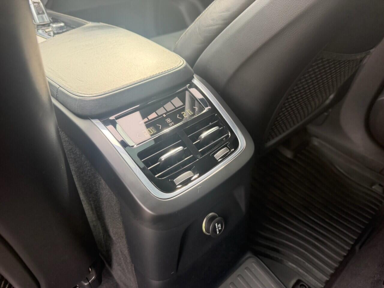 Volvo XC90 view 13
