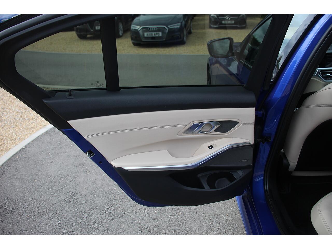 BMW 3 Series view 32